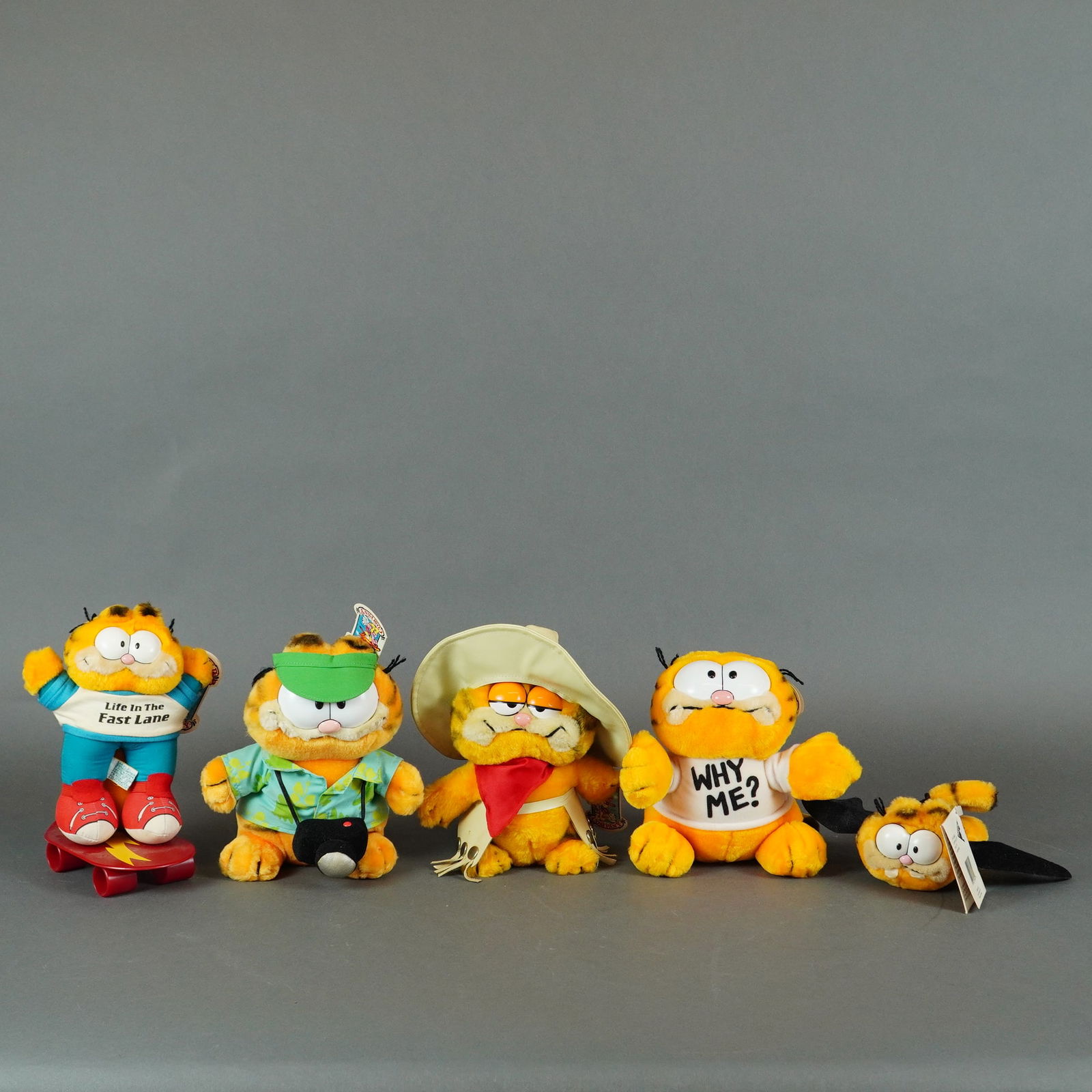 5 Garfield Plush Toys, R. Dakin 1978-81: A collection of five vintage Garfield plush toys manufactured by R. Dakin & Company, San Francisco, based on copyrights dated 1978 and 1981. This 5pc lot features several themed variants of the funtas