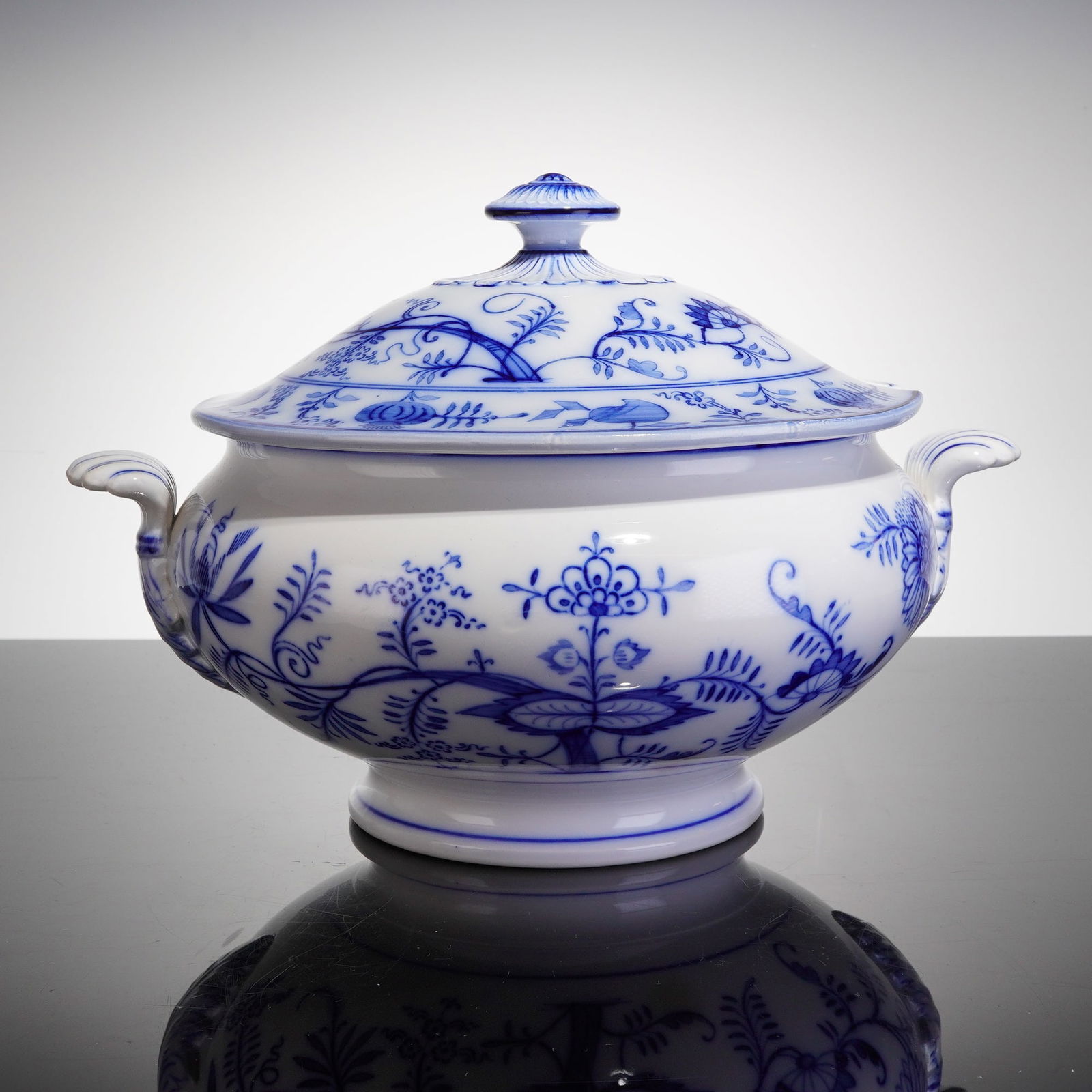 Villeroy and Boch Blue Onion Porcelain Soup Tureen (1 of 4)