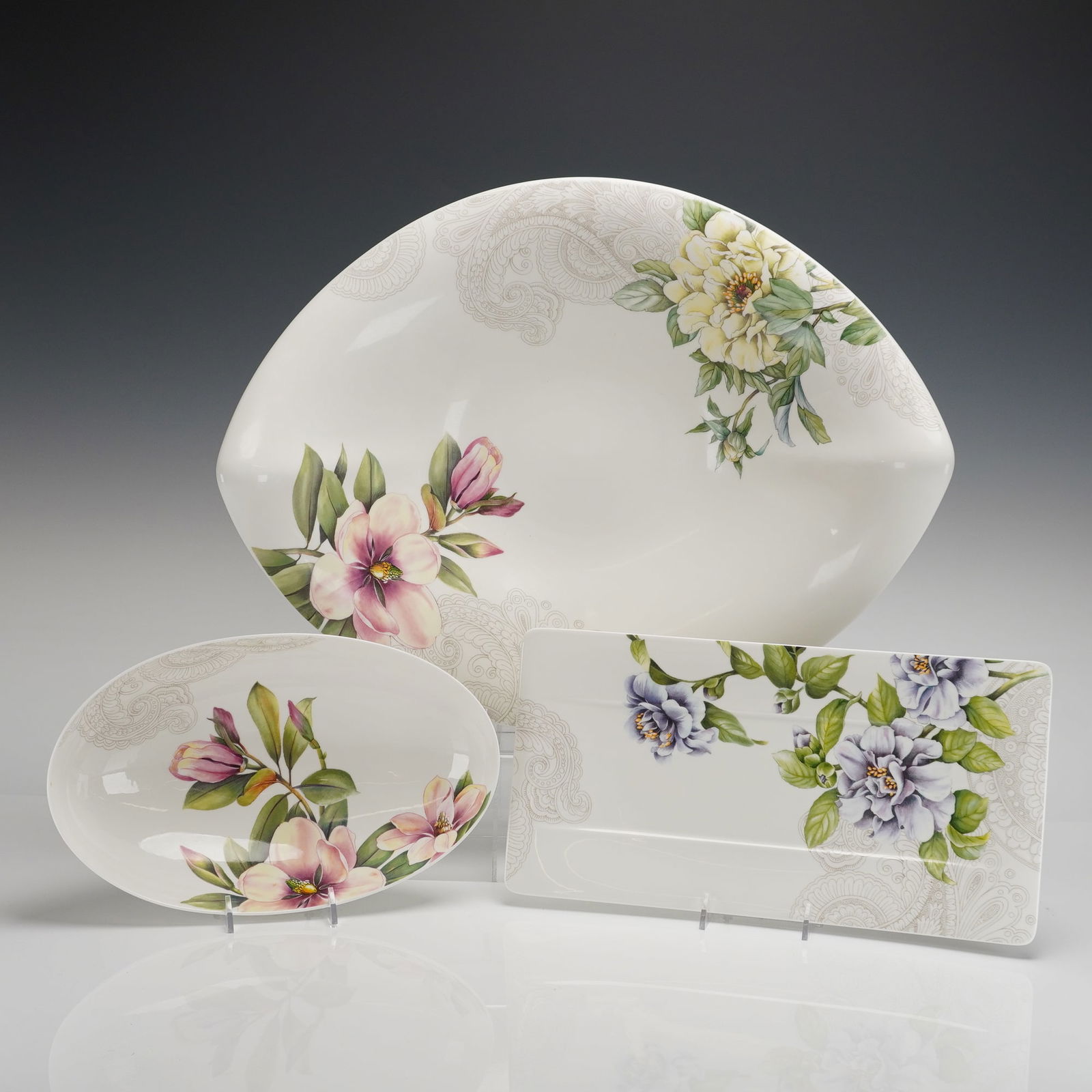 A Trio of Villeroy & Boch Quinsai Garden Premium Bone Porc. Serving Dishes: A 3-piece Villeroy & Boch 1748 decorative objects serving set in the Quinsai Garden pattern. The collection consists of three modern serving dishes: one large, deep oblong platter; one smaller oval di