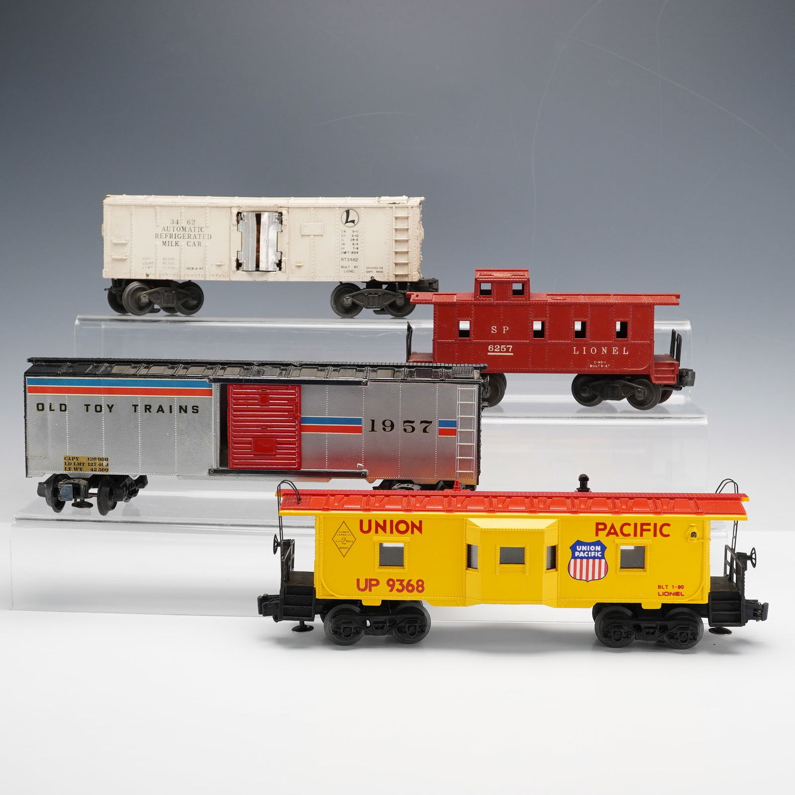 4pc Lionel O Gauge Train Cars, Including Union Pacific and SP Cabooses (1 of 4)