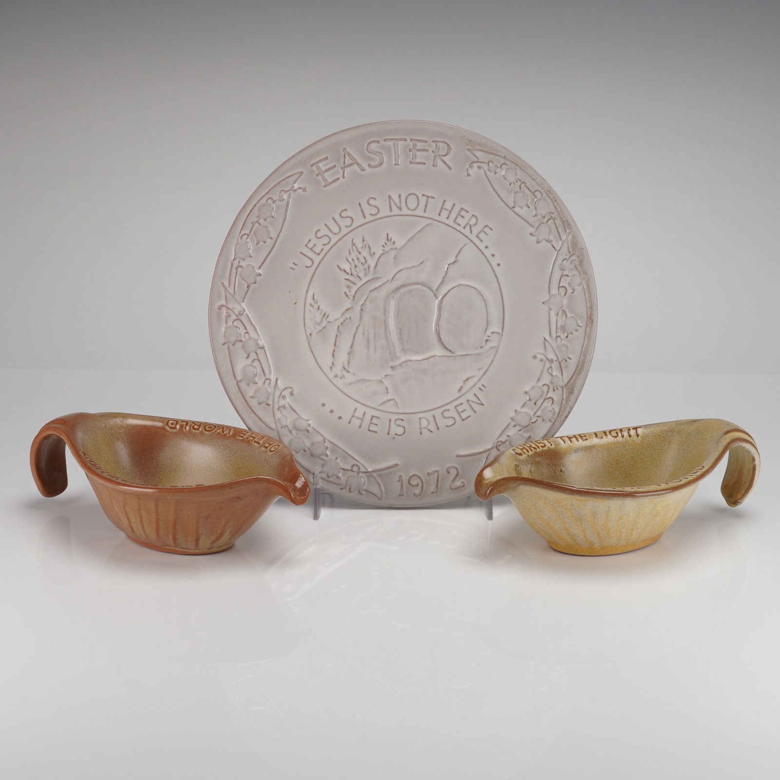 3 Frankoma Oral Roberts Plate & Candle Holders 1971-72: A trio of Frankoma Pottery religious commemorative items commissioned by the Oral Roberts Association, Tulsa, comprising one large plate/plaque and two leaf-shaped candle holders. The plate is made of