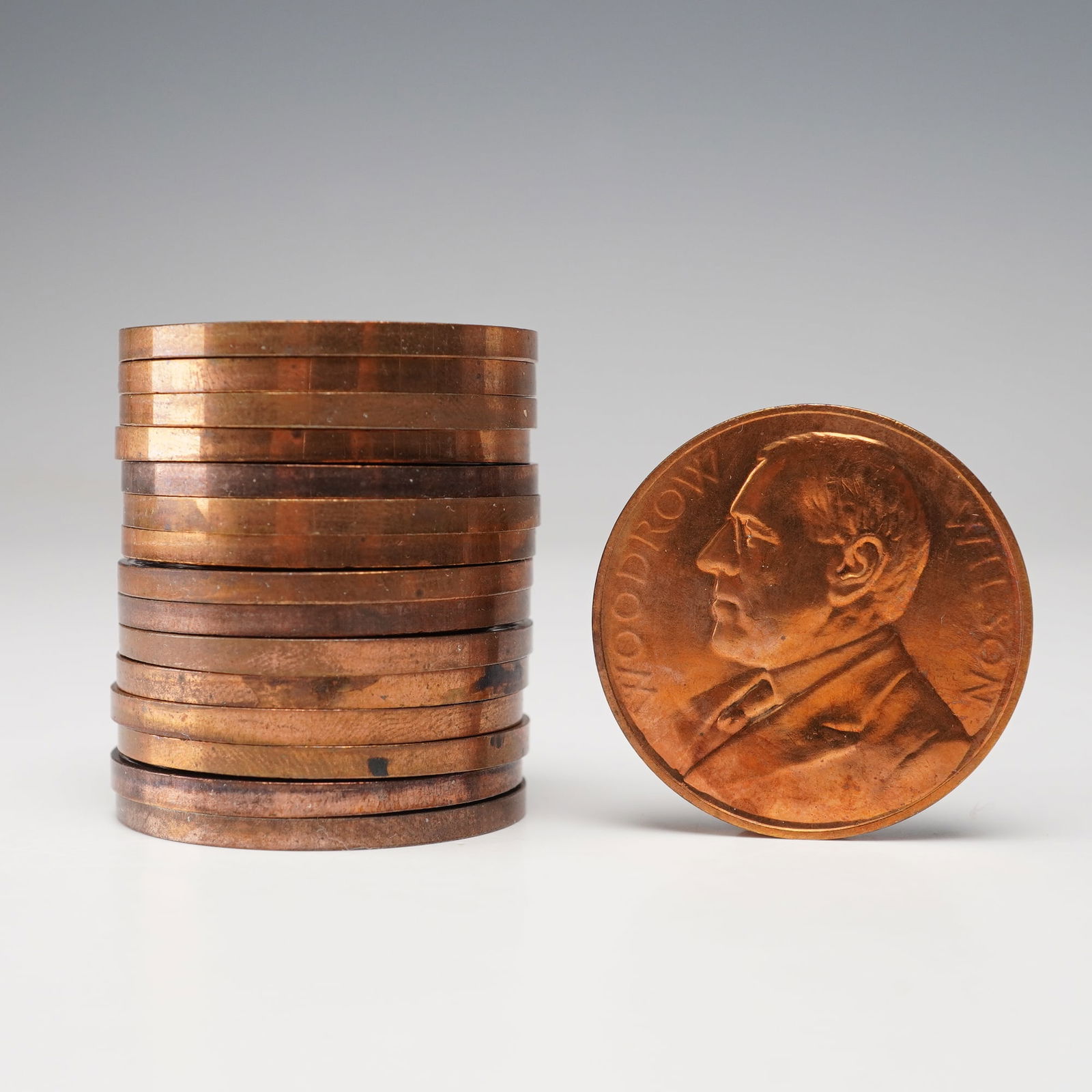 16pc Presidential Inaugural Commemorative Medals: This lot includes 16 Presidential Inaugural Commemorative Medals featuring portraits of notable U.S. Presidents such as Theodore Roosevelt, Dwight D. Eisenhower, and Warren G. Harding, among others. T