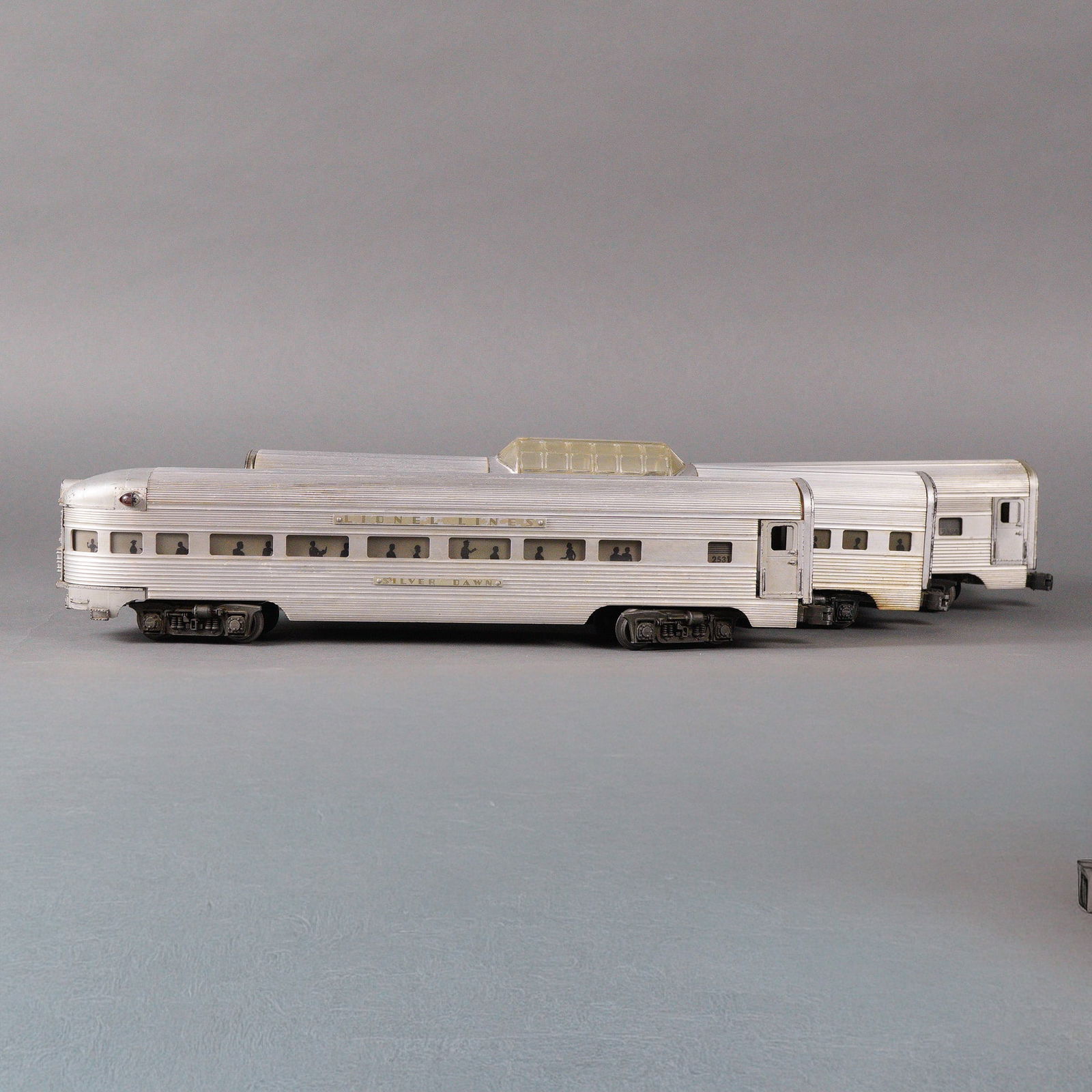 Three Lionel O Gauge Aluminum Streamlined Passenger Cars Silver Series (1 of 6)