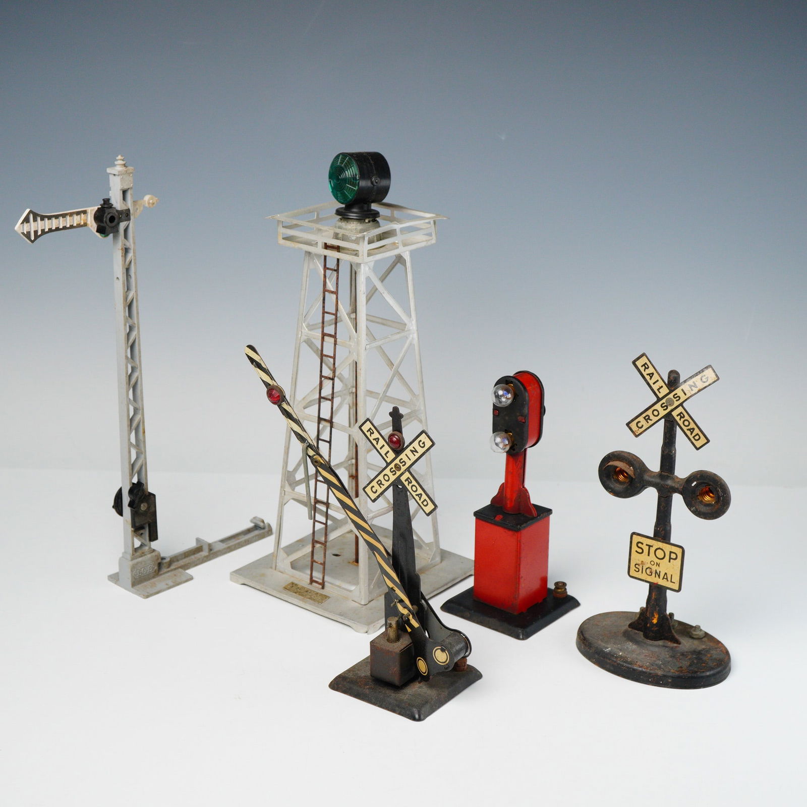 5 O-Gauge Railroad Accessories, incl. Lionel No. 394 Beacon (1 of 5)