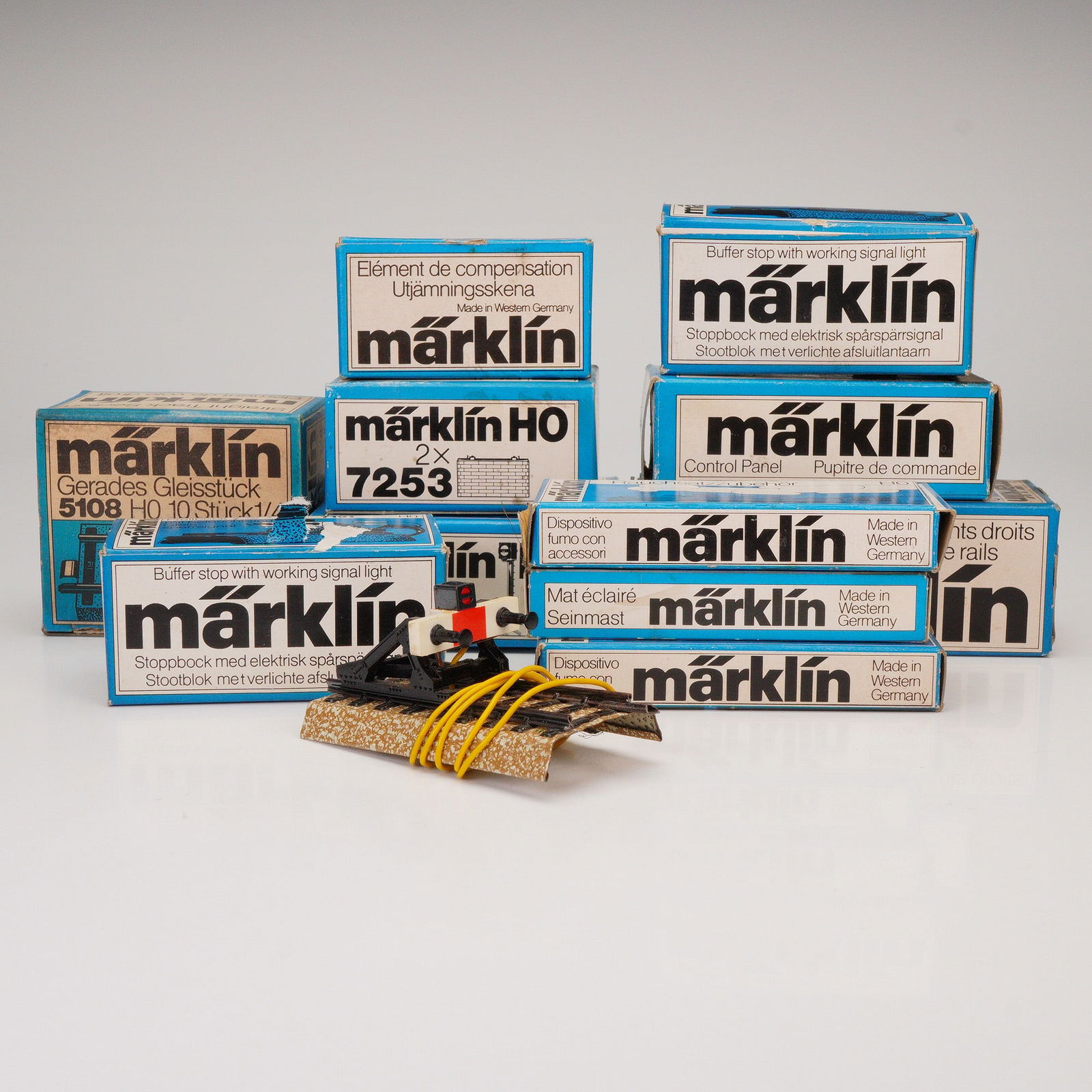 12pc Marklin HO Scale Model Railway Accessories and Track Components (1 of 4)