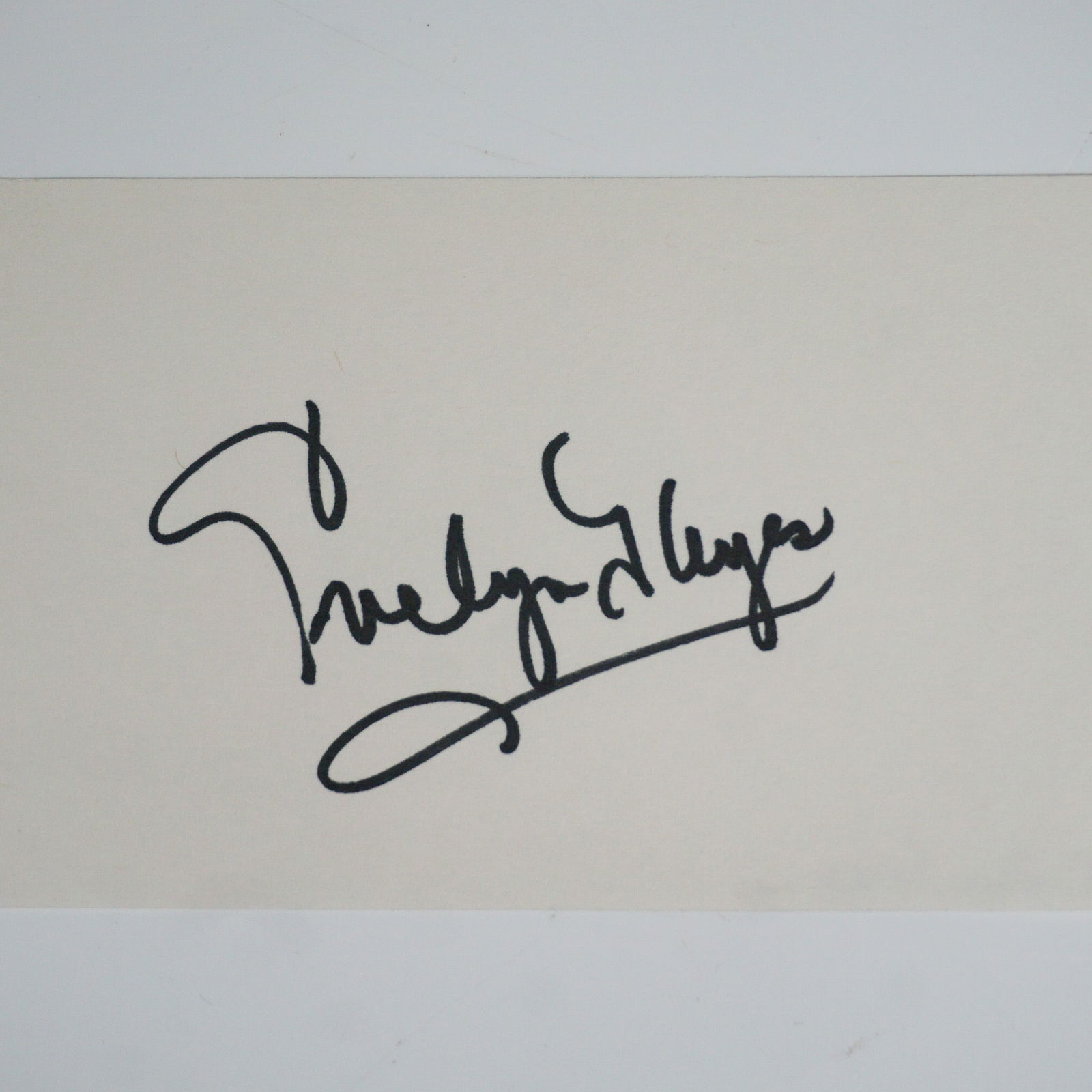 Evelyn Keyes Signed Card with COA: An autographed card signed by Evelyn Keyes (1916"2008), best known for her role as Suellen O'Hara in Gone with the Wind (1939). This signature is presented on a 3" x 5" card and includes a Certificate