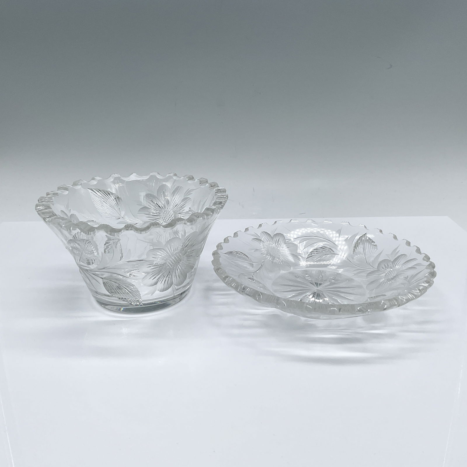 Pair of Vintage Glass Floral Motif Bowls (1 of 5)
