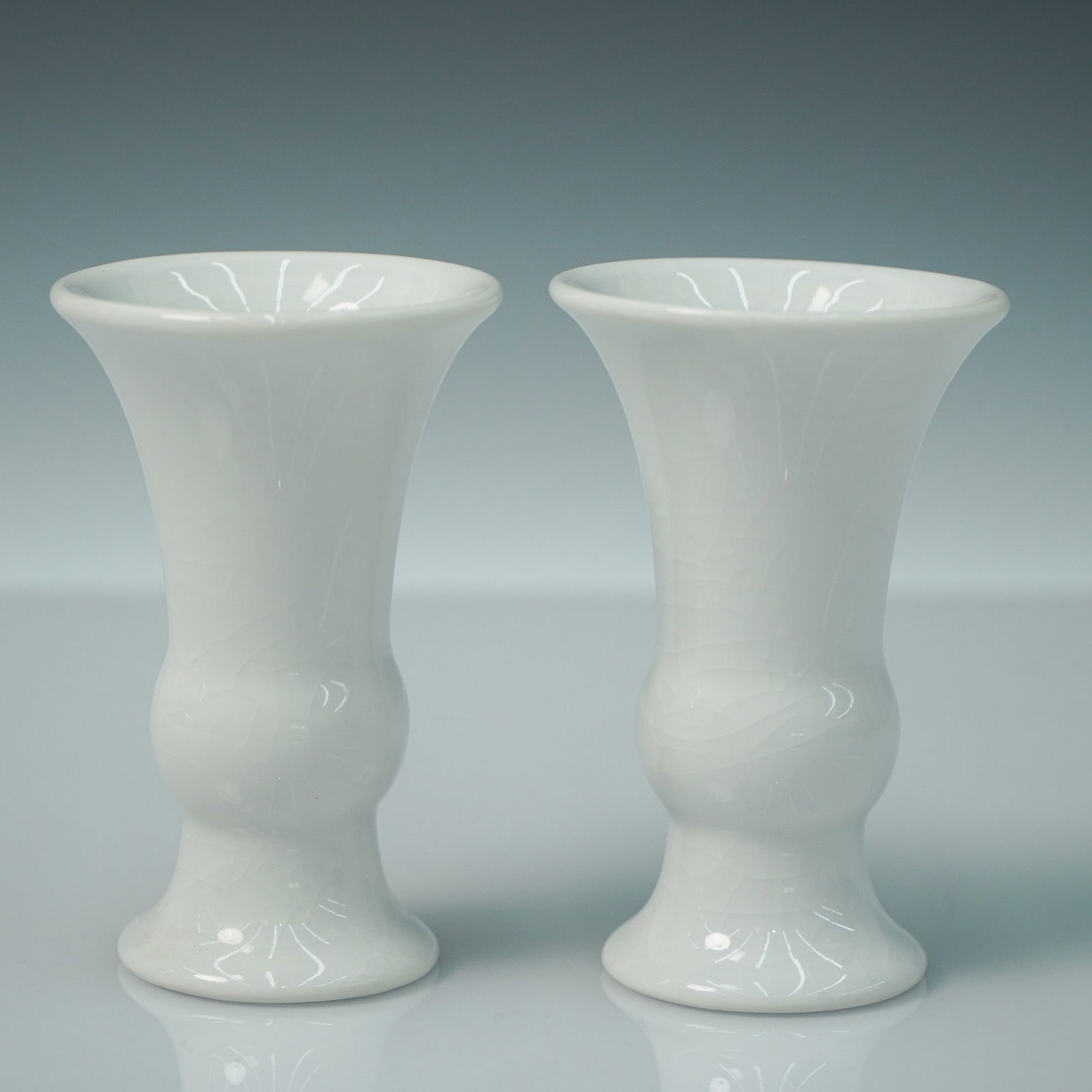 2pc Williamsburg Global Views White Flared Mini Vases (1 of 4)