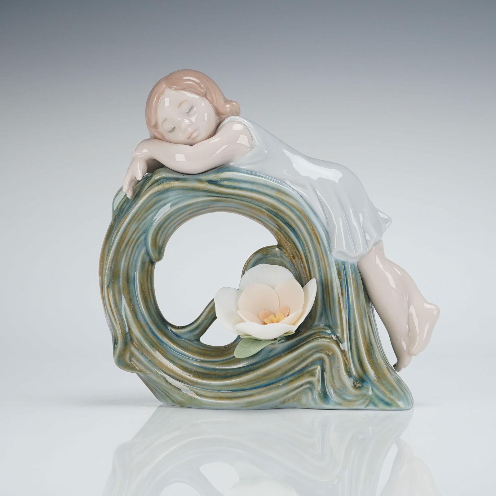Lladro Childhood Dream Figurine 8129 (1 of 4)