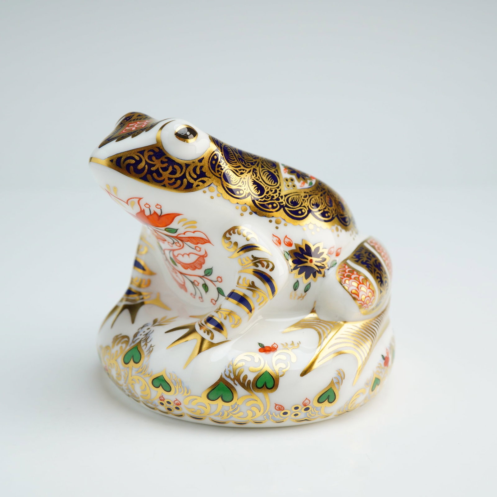 Royal Crown Derby Paperweight, Old Imari Frog: This piece is a limited edition, numbered 2,681 of a total production of 4,500, and is dated 1997. The figurine is decorated in the traditional Imari style with patterns of cobalt blue and iron red, f