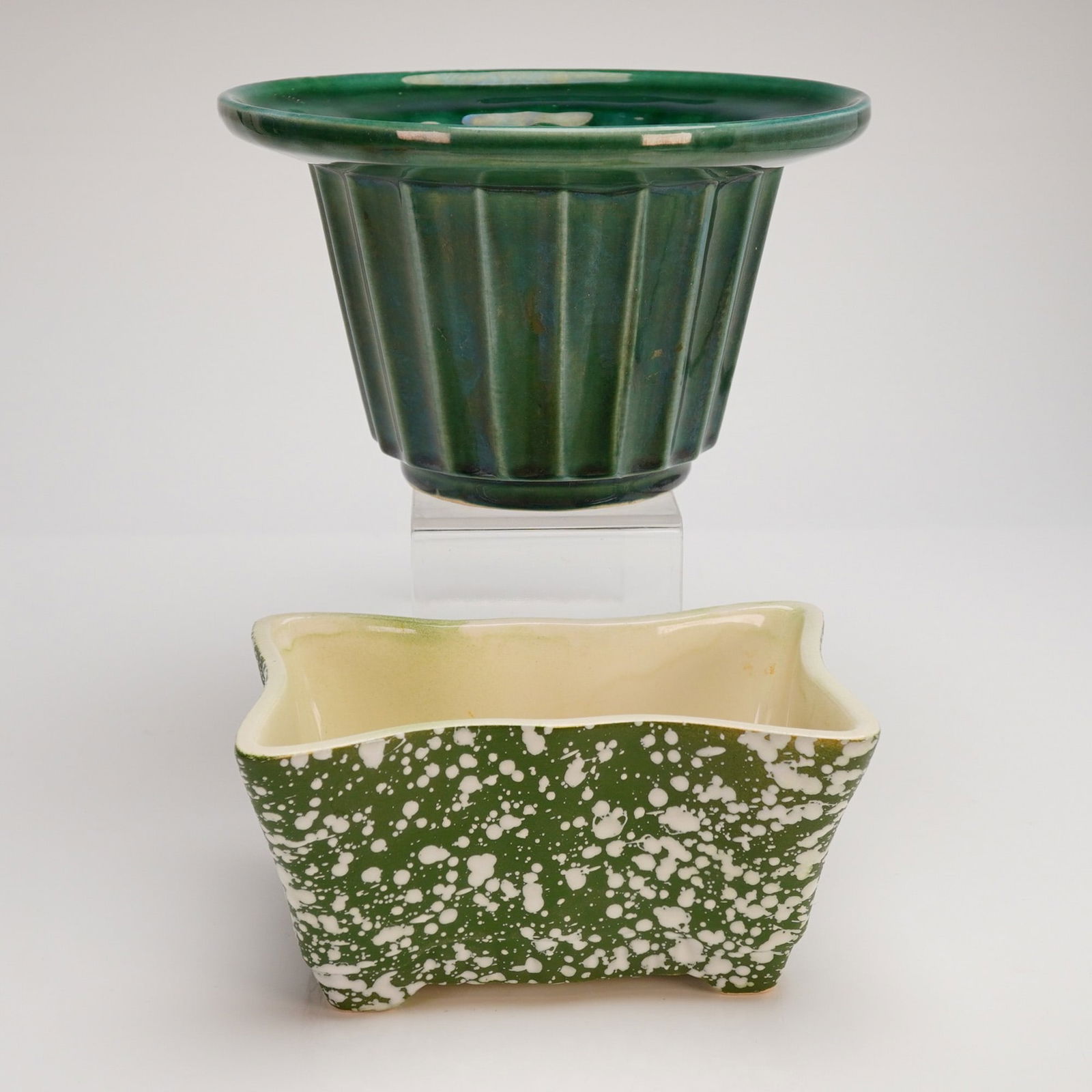 A Pair of Mid-Century Modern American Art Pottery Planters Marked USA: A pair of American ceramic planters exhibiting Mid-Century Modern (MCM) art pottery styling, circa 1950s. The lot consists of two pieces. The first item is a circular bulb planter or decorative bowl f