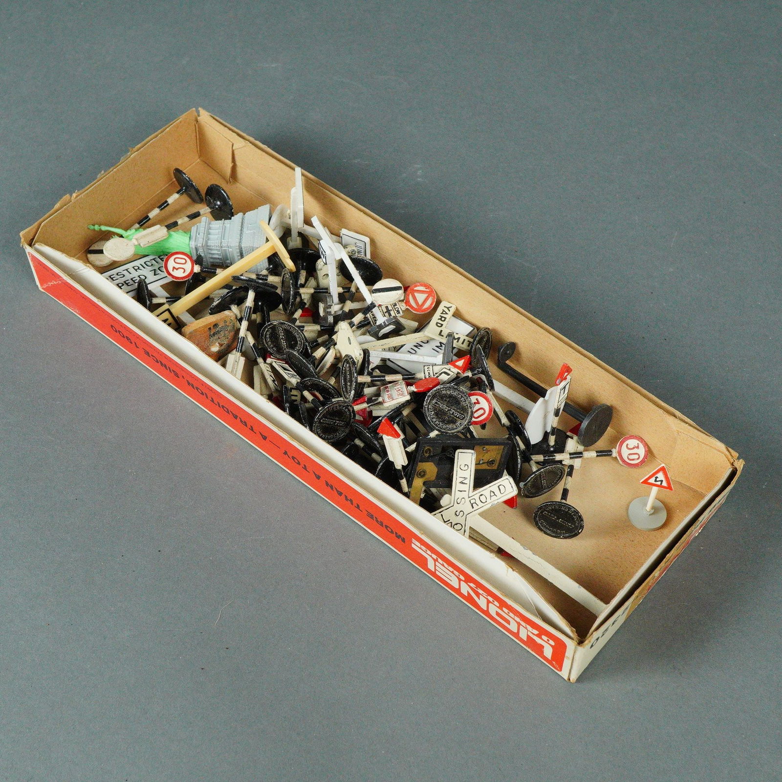 Collection of 18 Dinky Toys and Lionel Railway Accessories and Signals (1 of 4)