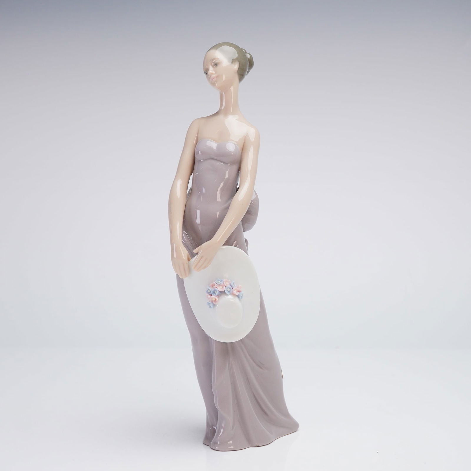 Lladro Bridesmaid Porcelain Figurine 5598 (1 of 4)