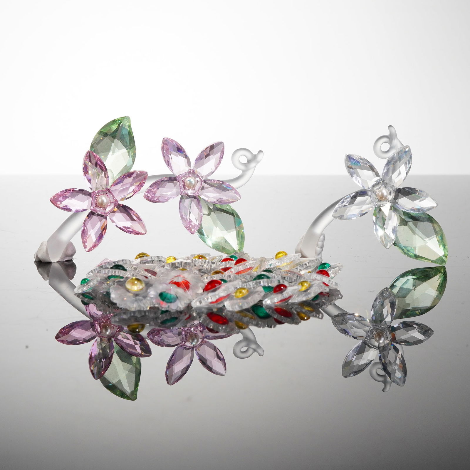 3pc Swarovski Figurines, Jasmine Blossom & Mini Marguerites: A collection of three Swarovski Crystal Figurines, Jasmine (917664), Jasmine Blossom (918440), Mini Marguerites. Both Jasmine and Jasmine Blossom feature frosted white stems, faceted crystal floral bl