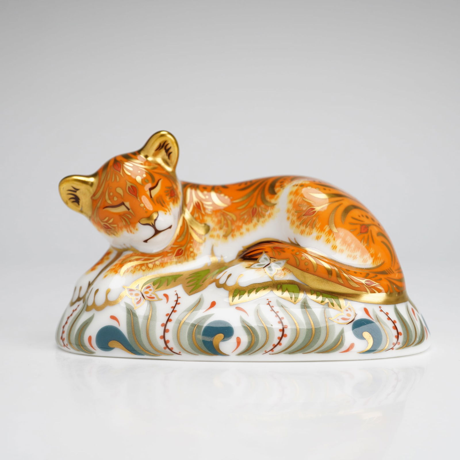 Royal Crown Derby Lion Cub Paperweight: Royal Crown Derby English bone china paperweight in the Lion Cub pattern. This item is manufactured from fine bone china and decorated in the traditional Imari style with a palette of orange, blue, an