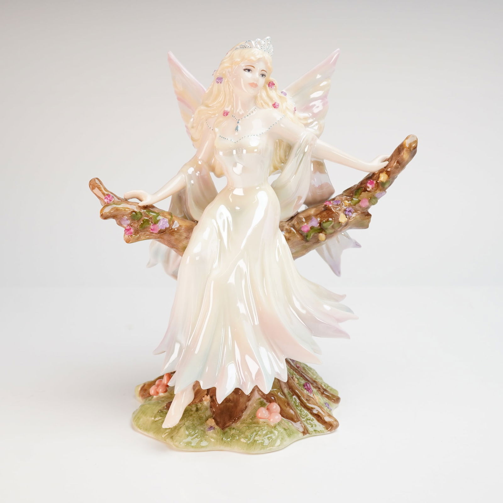 Coalport Limited Edition Bone China Figurine Titania: A Coalport hand-decorated bone china figurine titled Titania from the Shakespearian Classical Heroines collection. This limited edition piece, numbered 1190 of 2000, was modeled by Jack Glynn. The fig