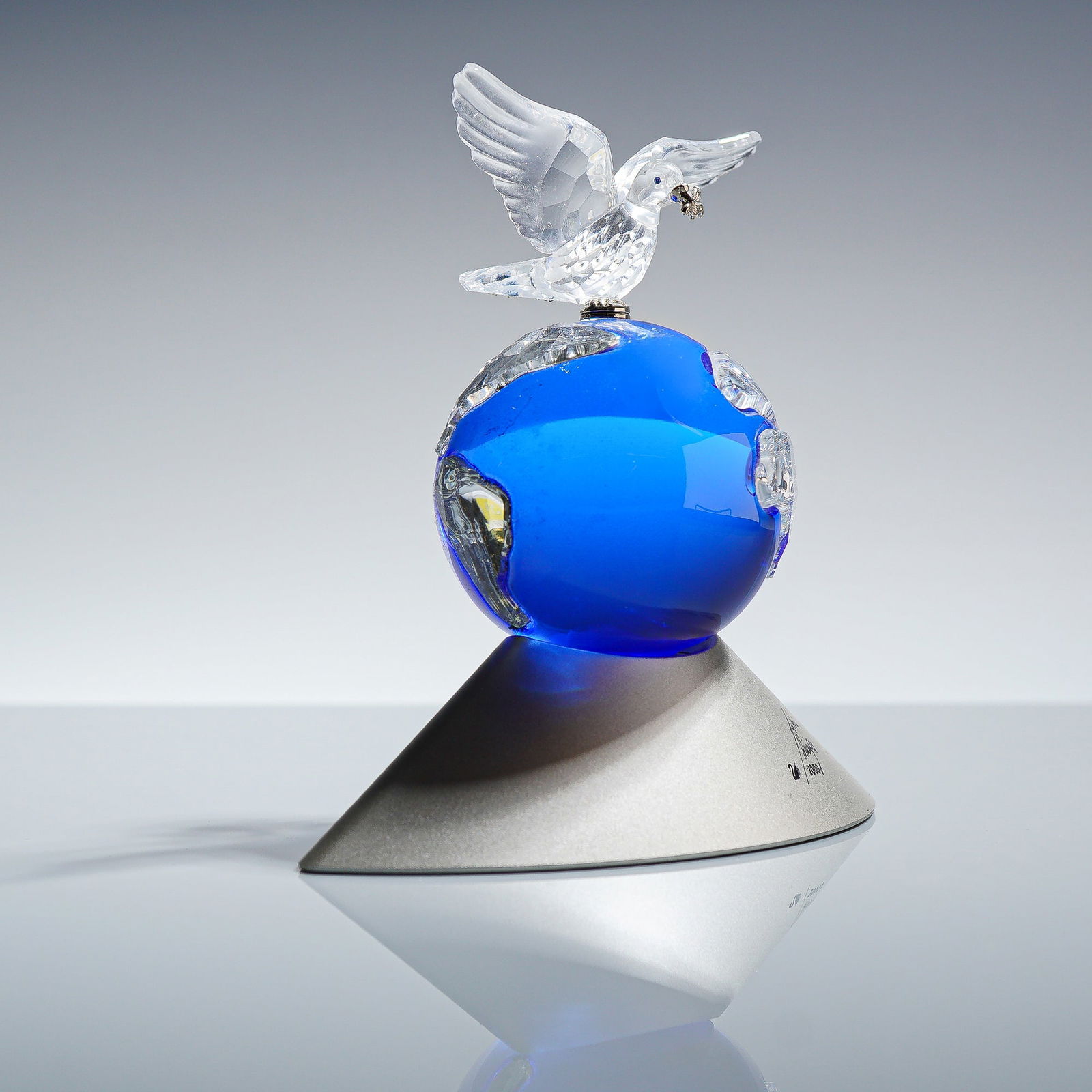 Swarovski Crystal Planet Vision 2000 SCS Annual Edition Figurine (1 of 5)