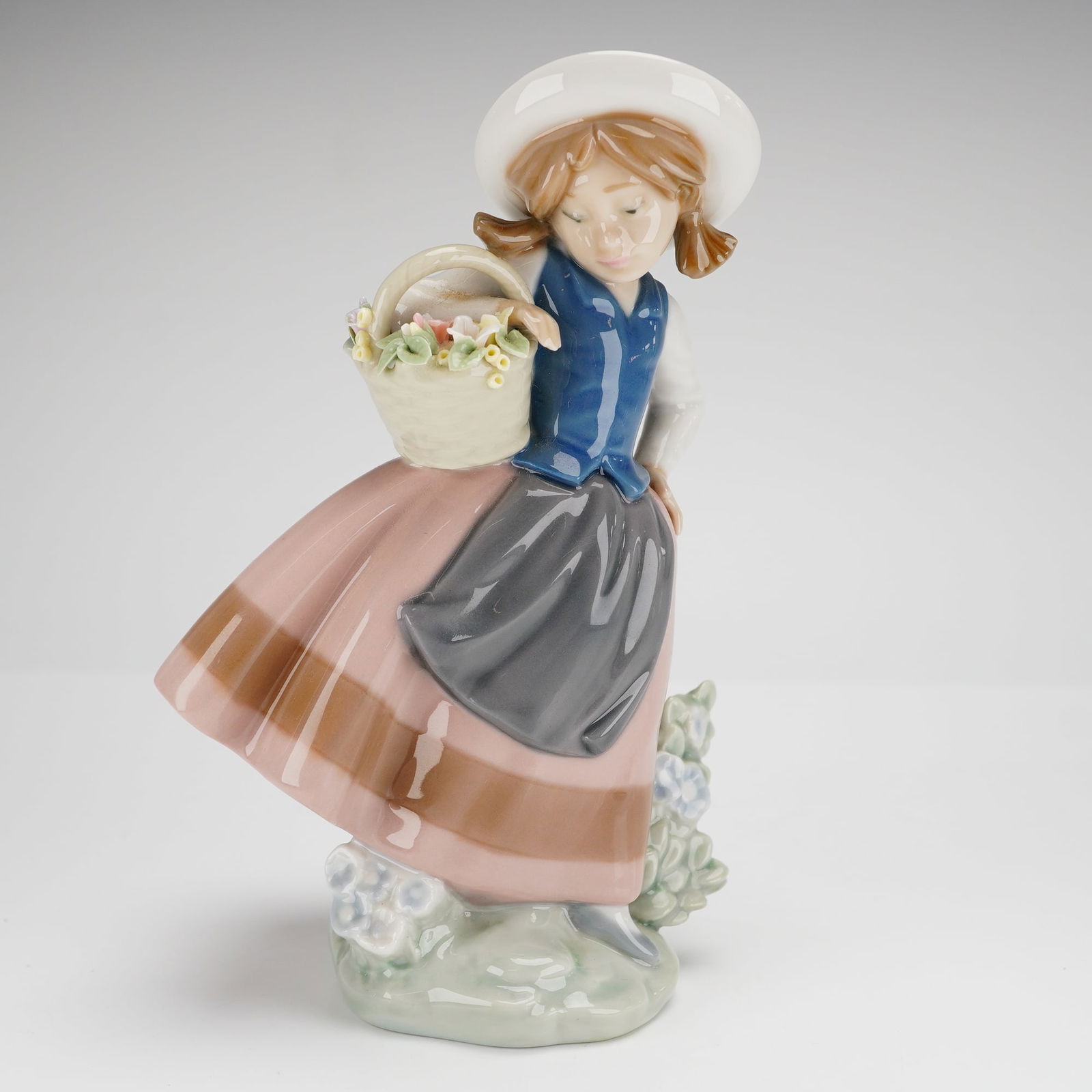 Lladro Hand-Painted Porcelain Figurine Sweet Scent 5221 (1 of 4)