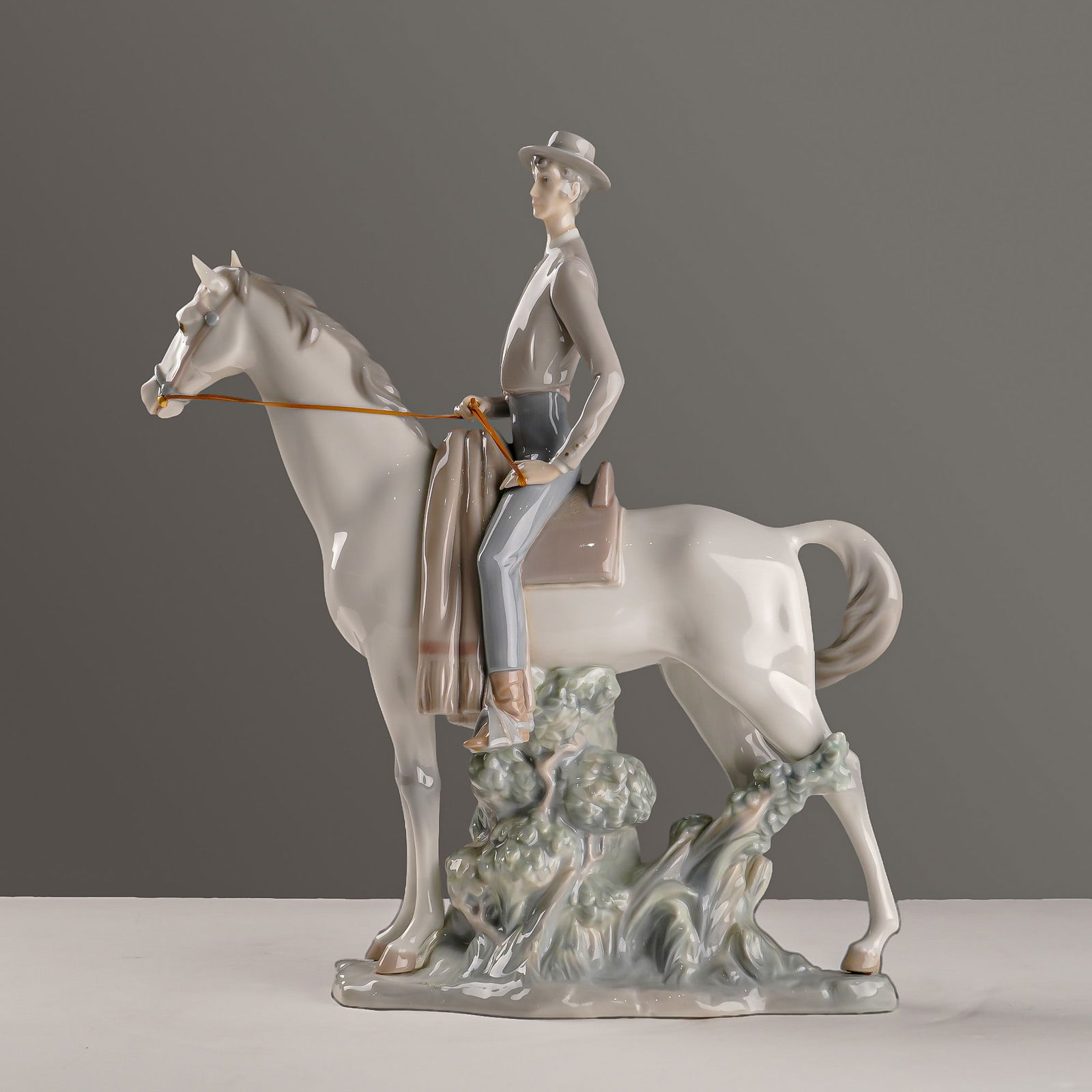 Lladro Porcelain Sculpture, Campero 1001061 (1 of 5)
