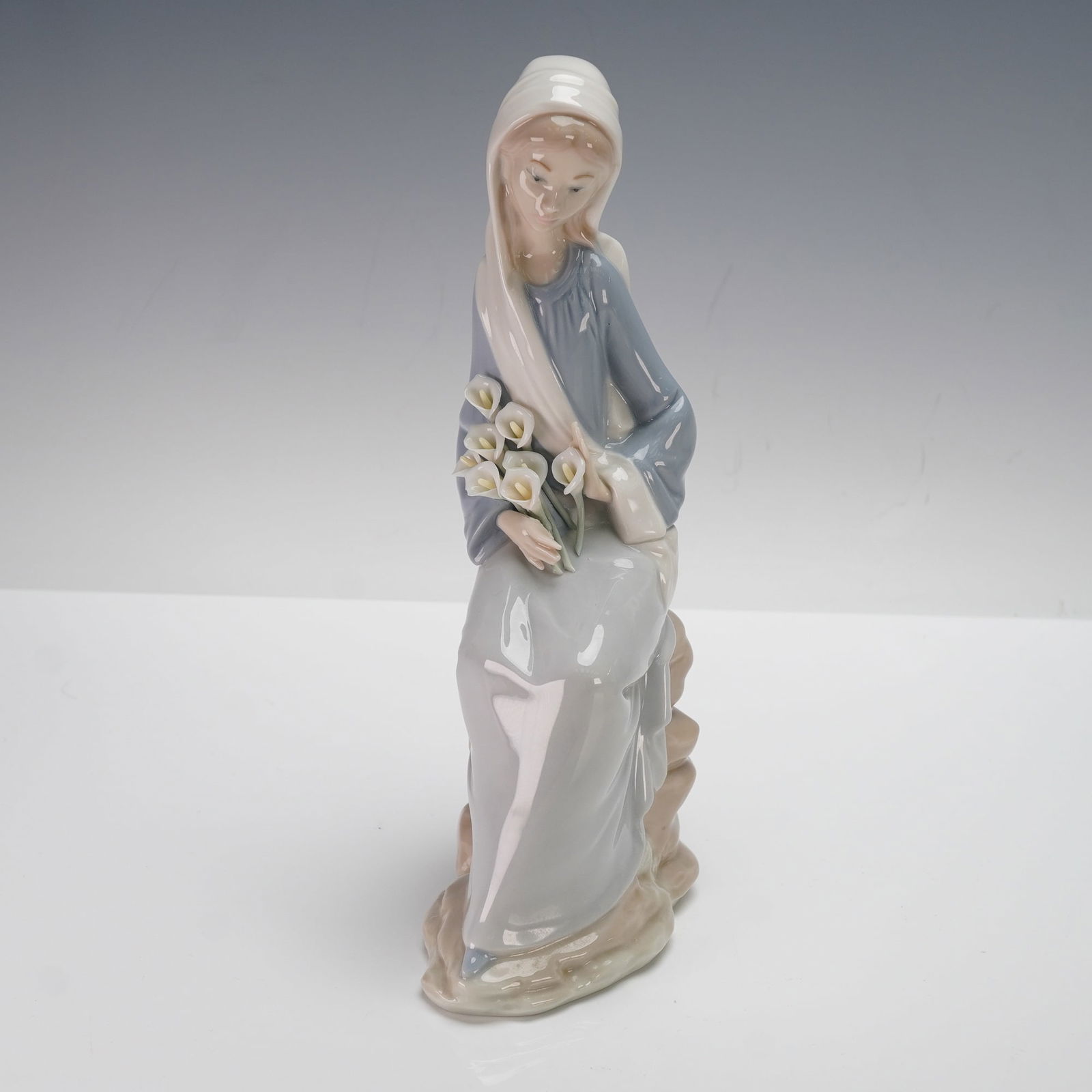 Lladro Porcelain Figurine, Girl with Lilies Sitting 1004972 (1 of 3)