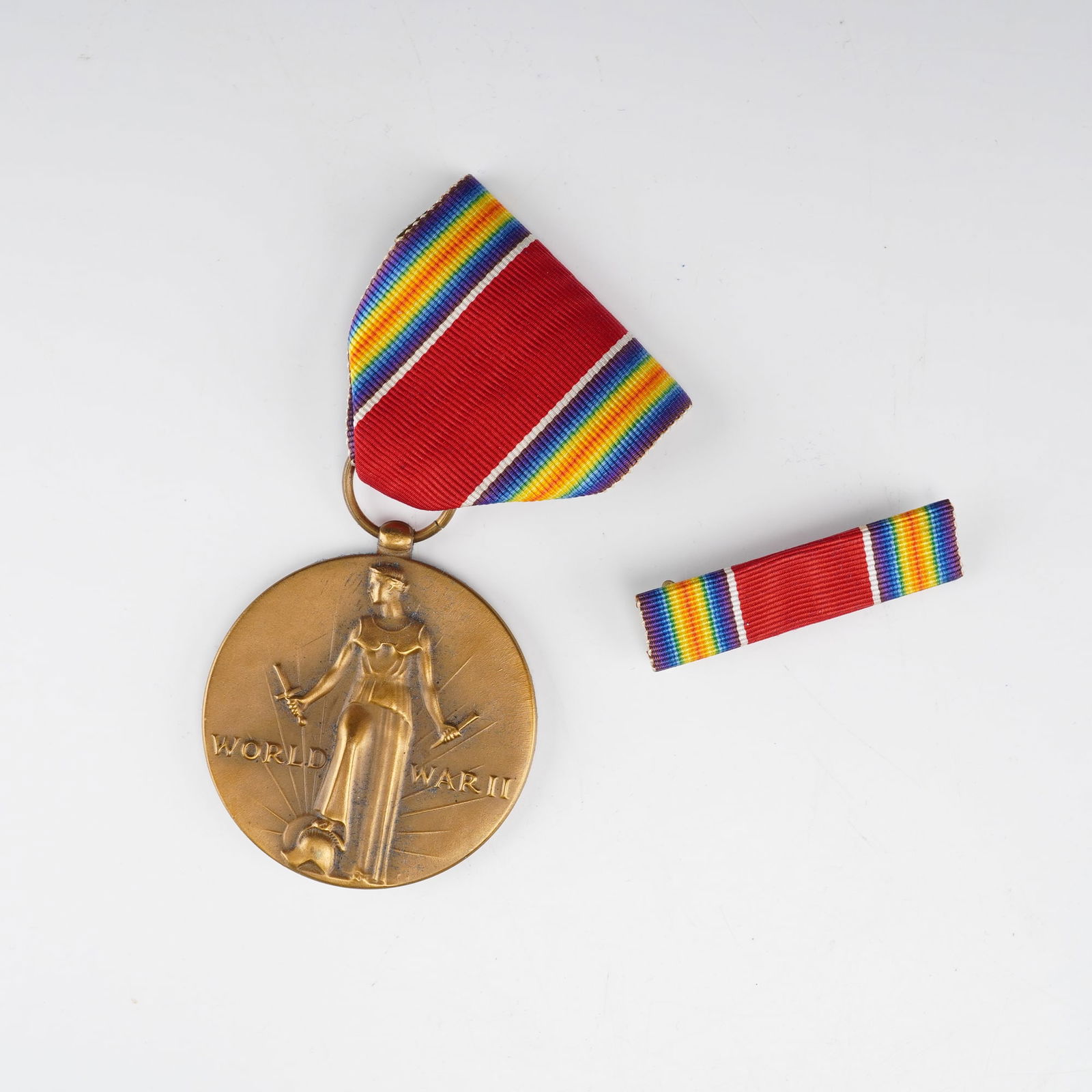 World War II Victory Medal with Ribbon Bar and Presentation Box (1 of 3)