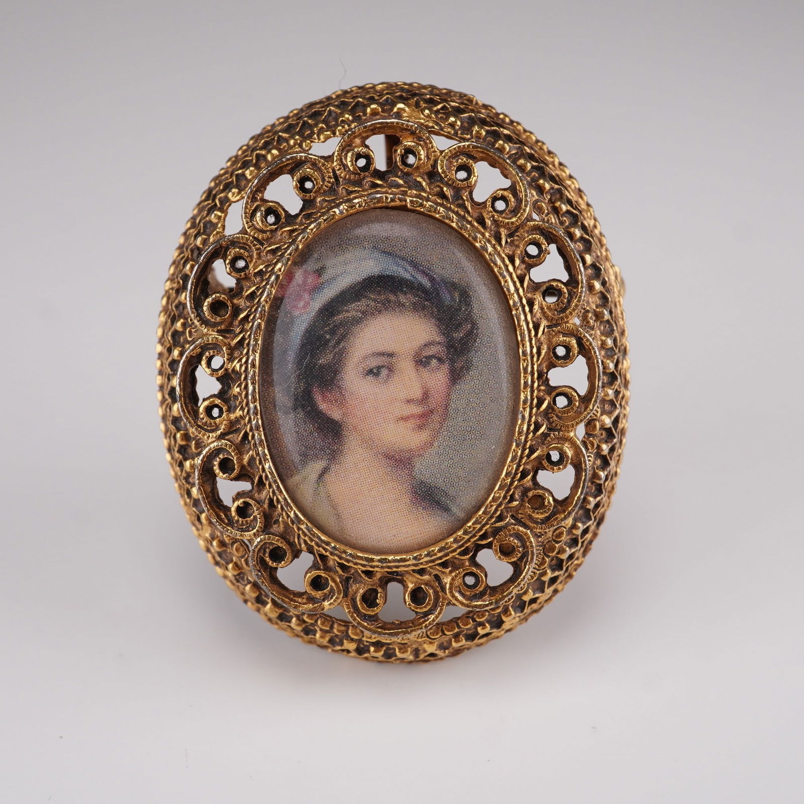 Vintage Filigree Portrait Brooch Oval Frame (1 of 4)