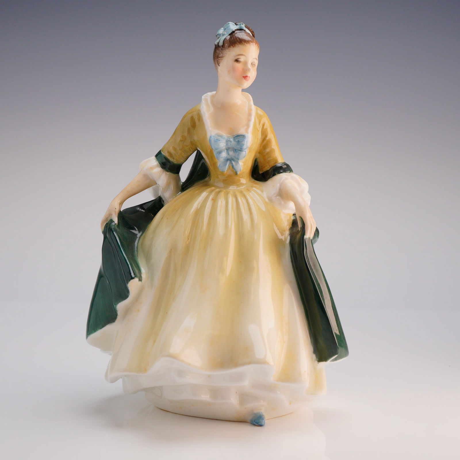 Royal Doulton Figurine Elegance HN 2264 (1 of 7)