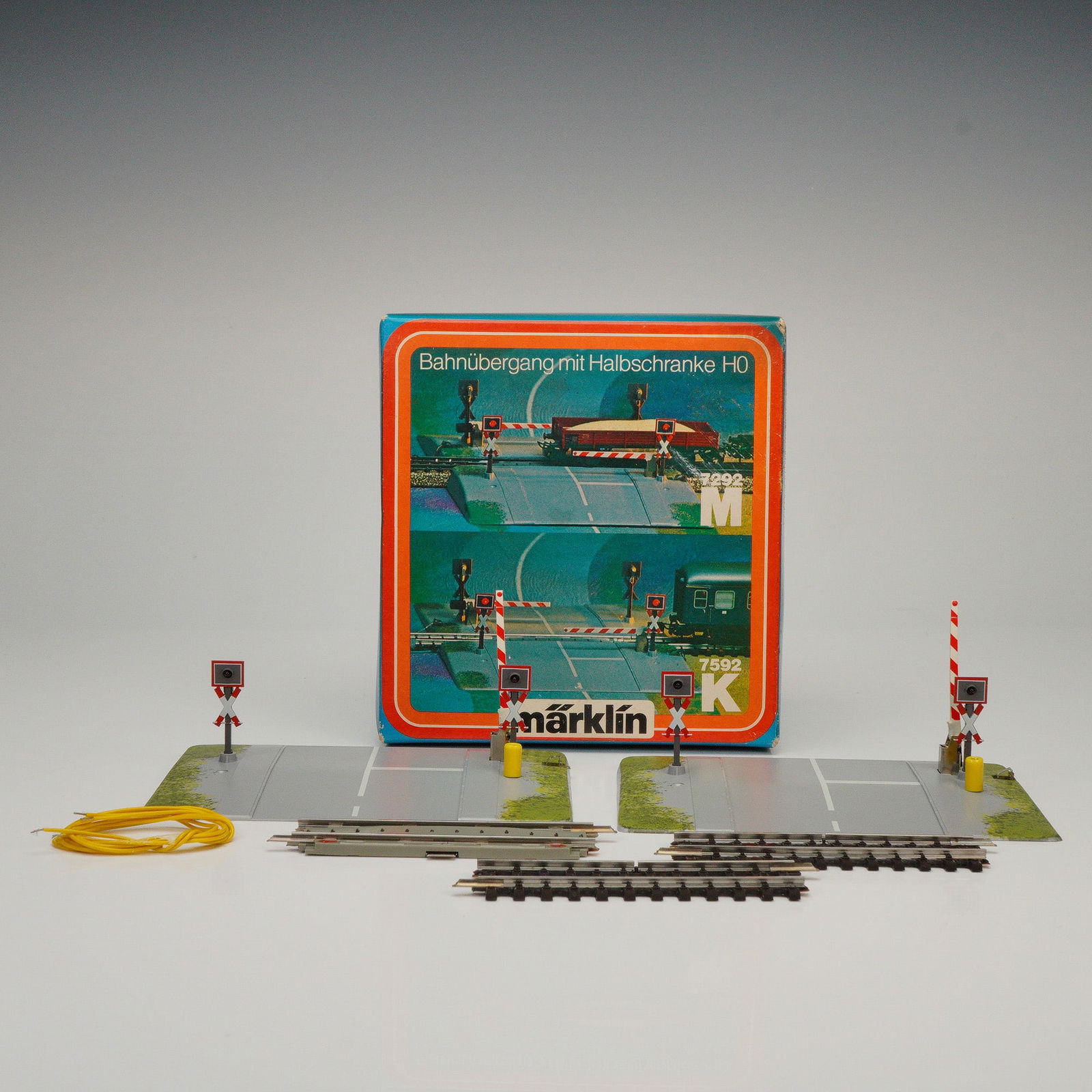 11pc Marklin HO 7592K Bahnubergang mit Halbschranke Level Crossing Set (1 of 5)