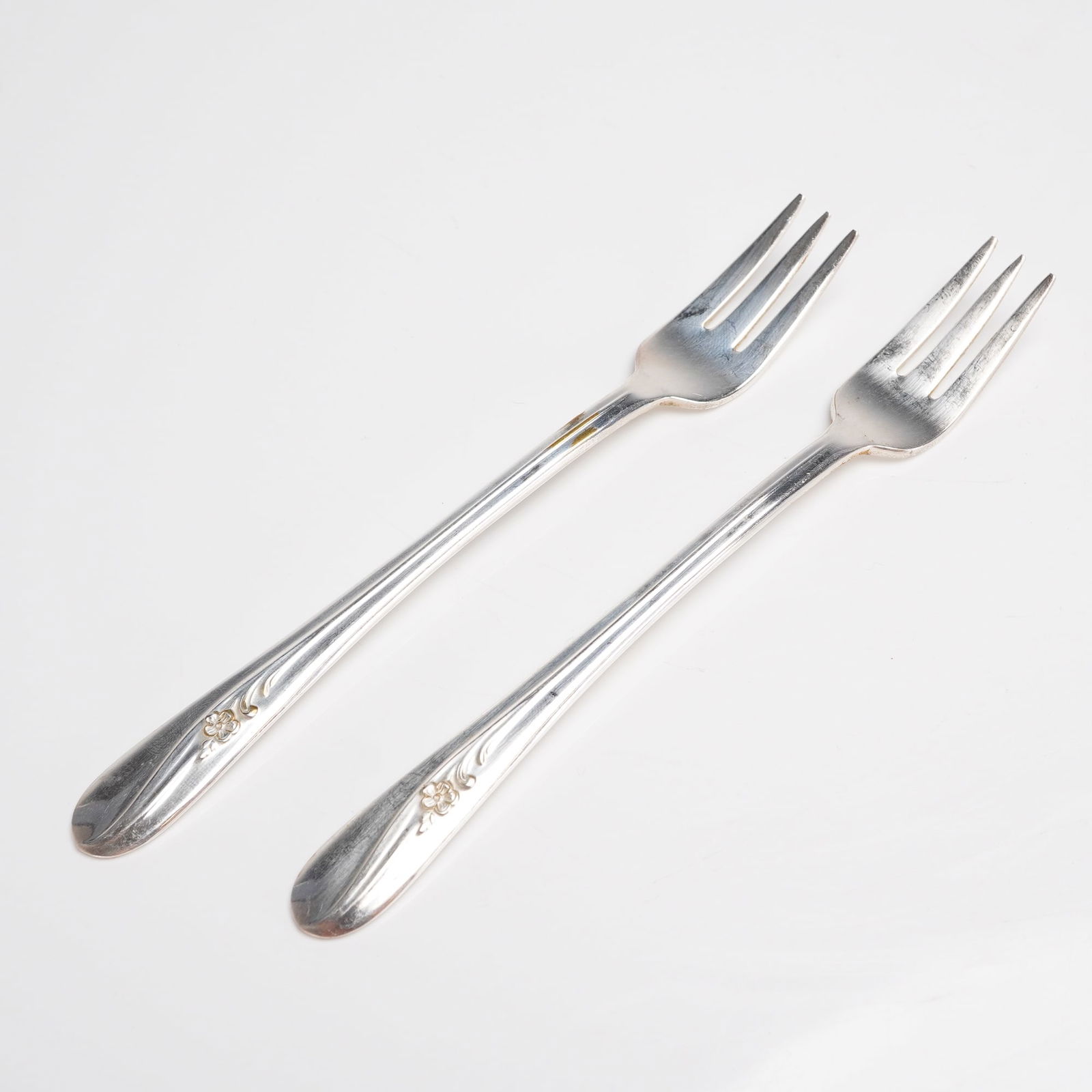 A Pair of H&T MFG CO Meadow Flower Silverplate Forks (1 of 4)