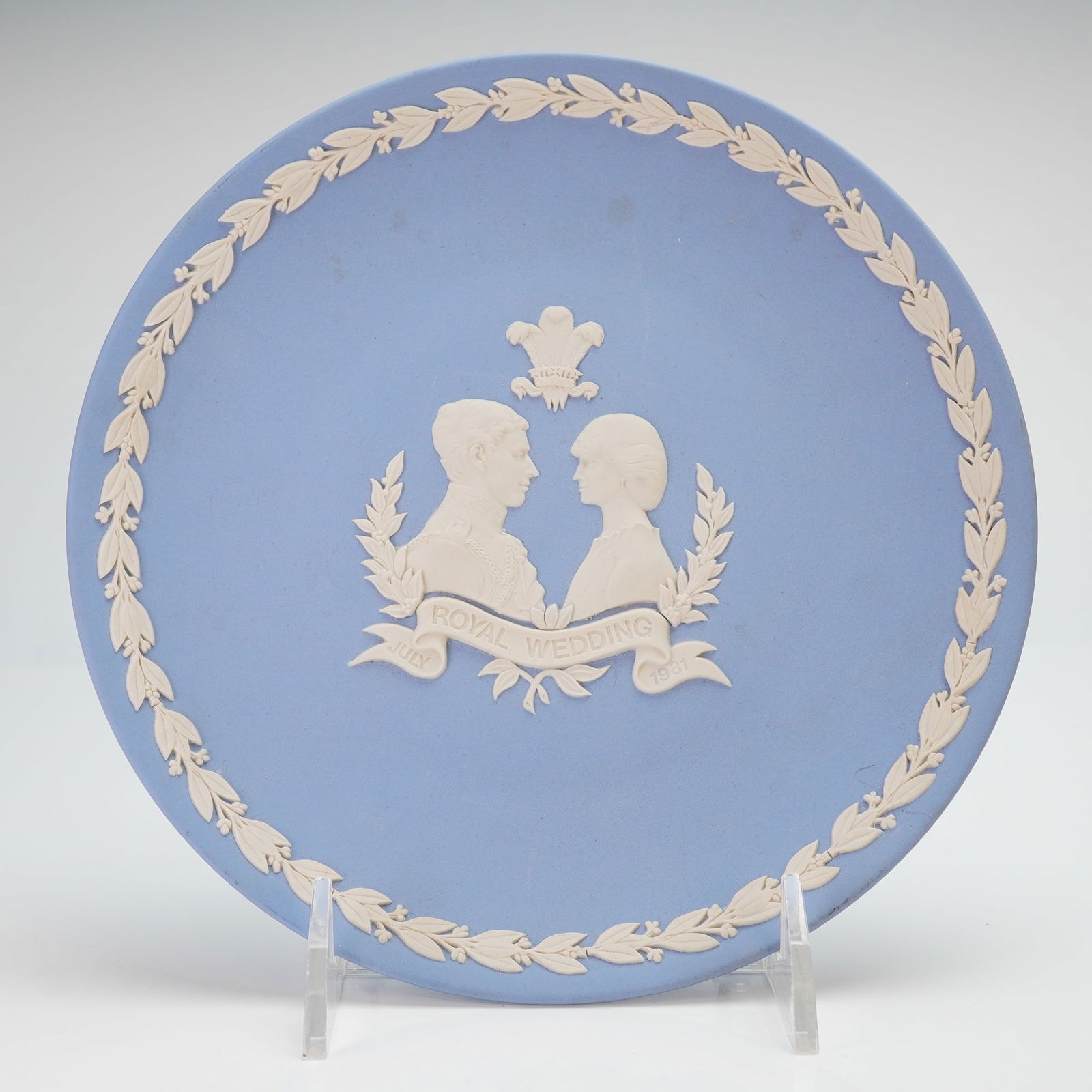 Wedgwood Royal Wedding 1981 Plate, Prince of Wales and Lady Diana: A Wedgwood to commemorate the wedding of the Prince of Wales and Lady Diana Spencer. The piece features white bas-relief decoration including central profile portraits of the couple, surmounted by the