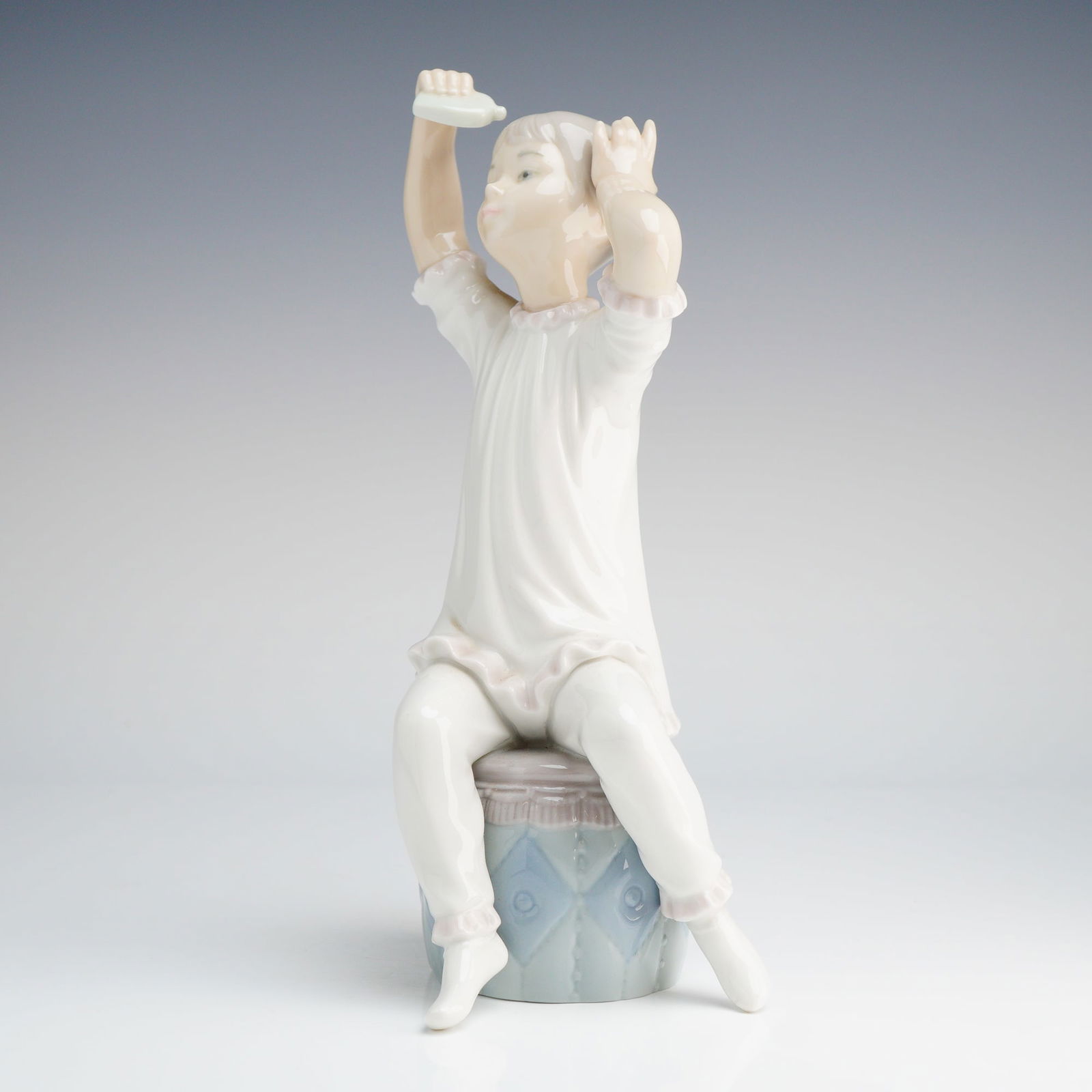 Lladro Porcelain Figurine Girl Shampooing 1148 (1 of 4)