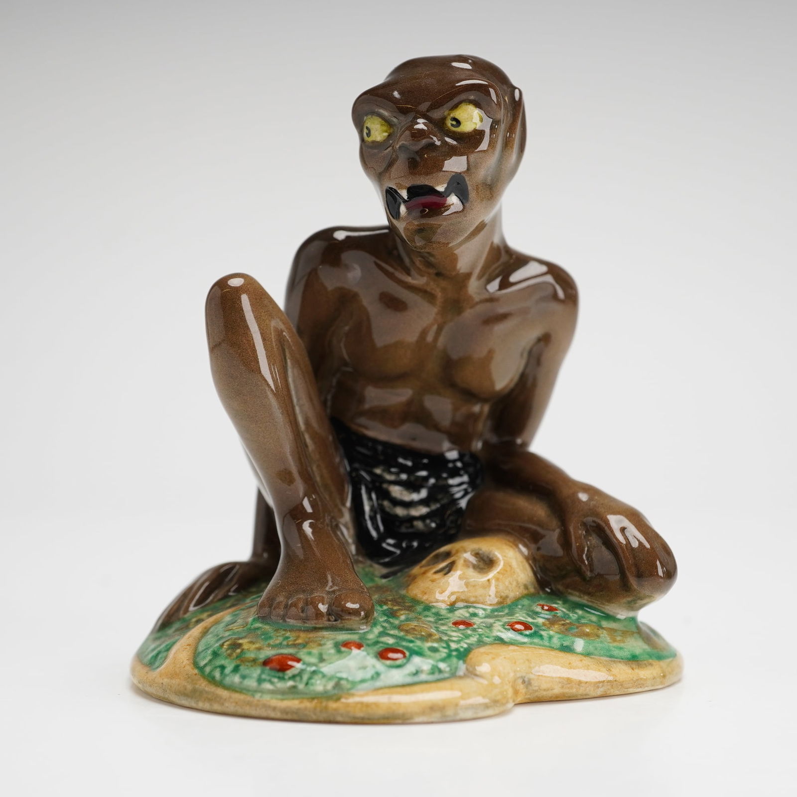 Royal Doulton Middle Earth Lord of the Rings Figurine, Gollum HN2913: A Royal Doulton Middle Earth Gollum figurine, model HN2913, based on the character from J.R.R. Tolkien's series. The glazed porcelain figure is depicted in a crouching pose upon a textured base. The c