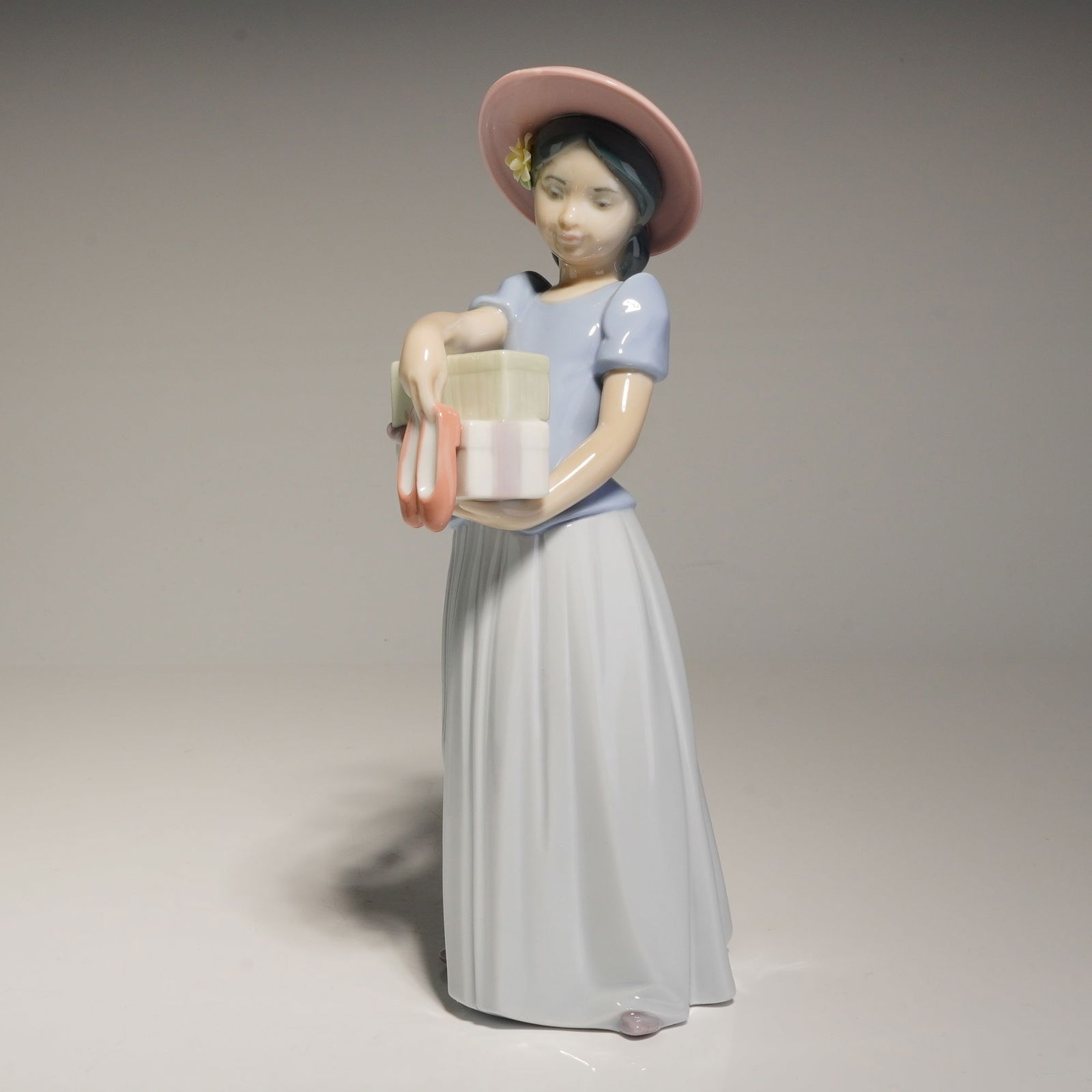 Lladro New Shoes Porcelain Figurine 6487 (1 of 6)