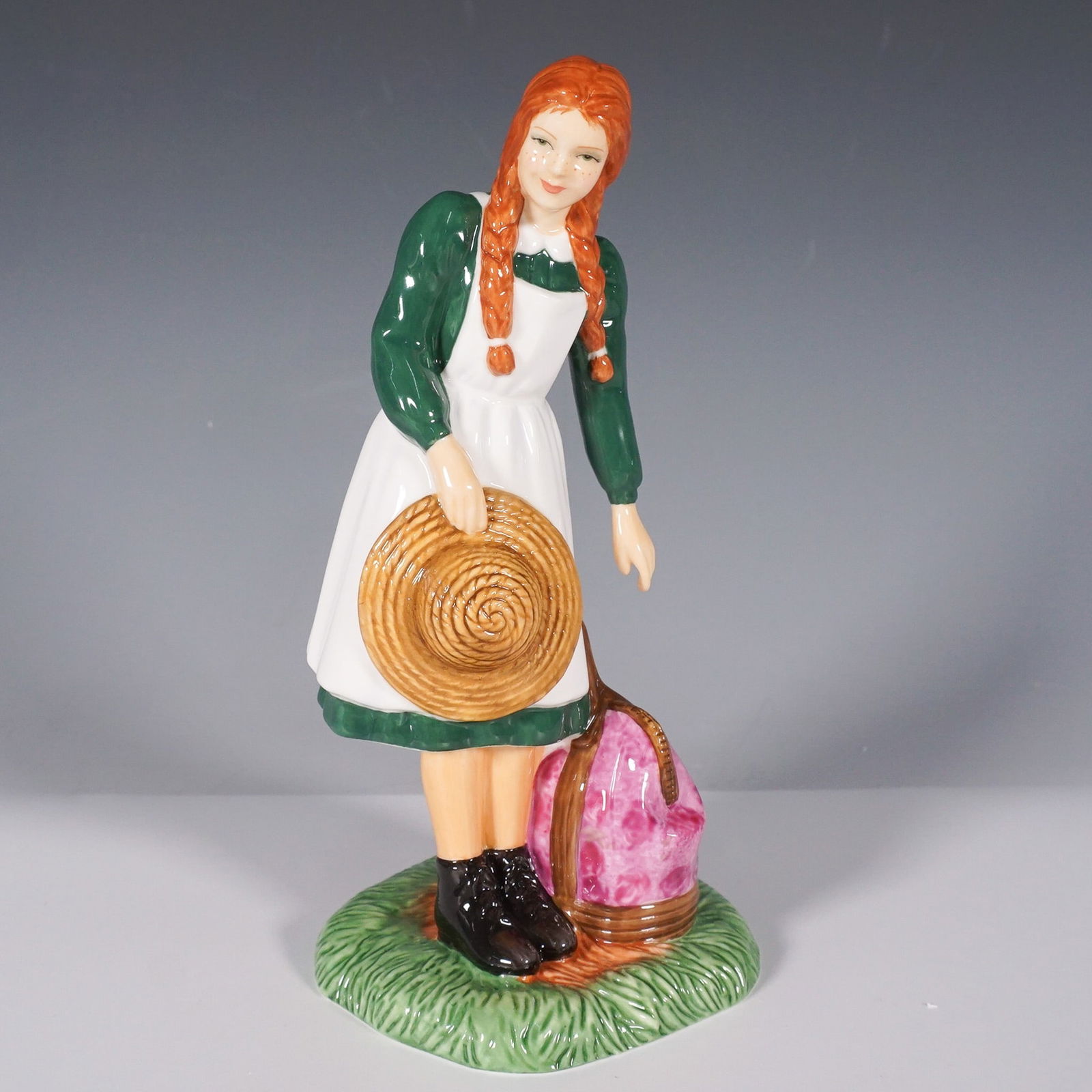 Royal Doulton Figurine, Anne Arrives at Green Gables HN5225 (1 of 5)