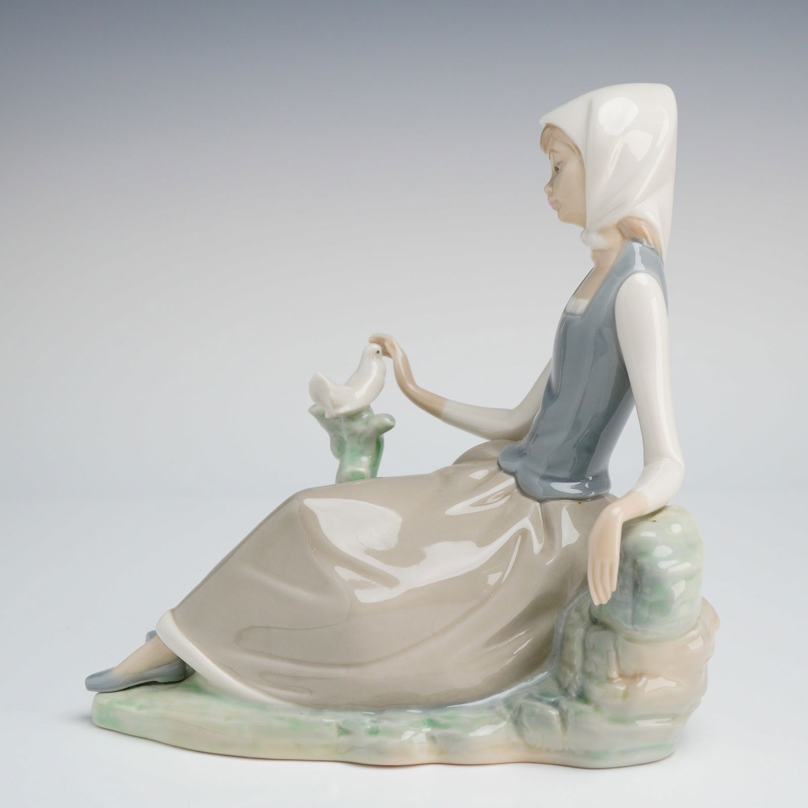 Lladro Porcelain Figurine Shepherdess with Dove 4660 (1 of 4)