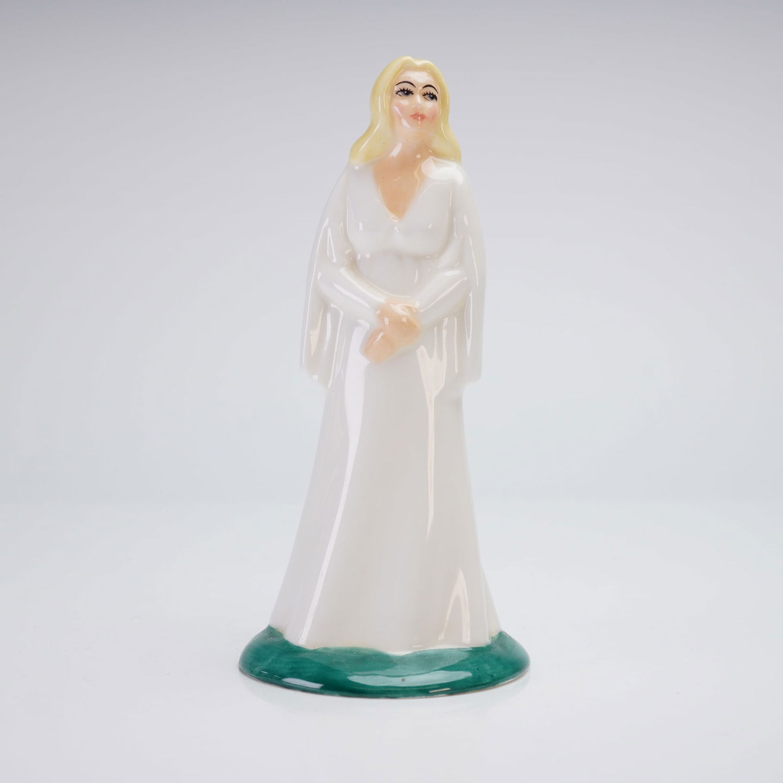 Royal Doulton Galadriel HN2915 Middle Earth Figurine: A Royal Doulton porcelain figurine of Galadriel, model number HN2915, from the Middle Earth collection. The character is modeled with long blonde hair and a floor-length white gown featuring wide slee