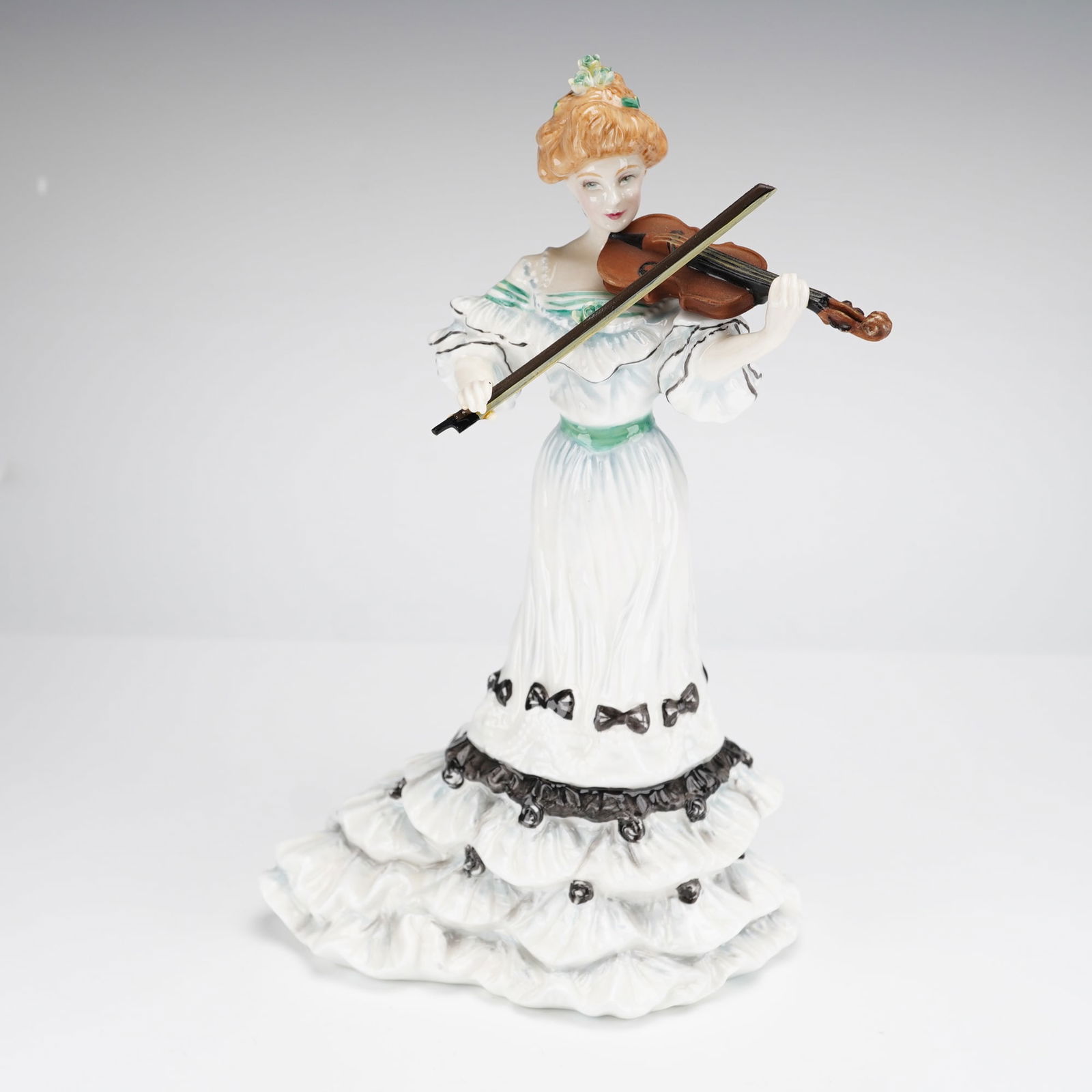 Royal Doulton Figurine Viola HN3706 (1 of 4)