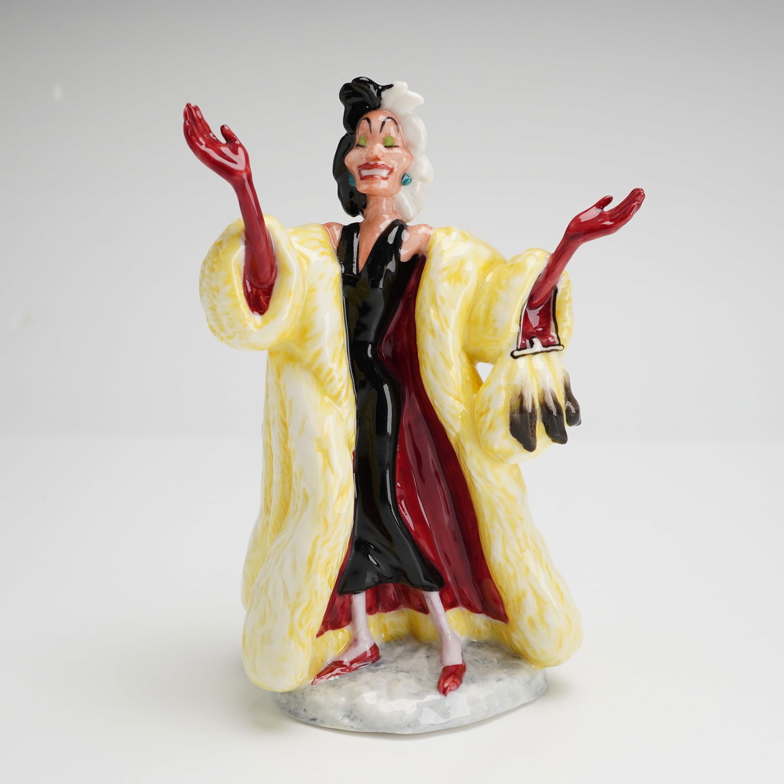 Royal Doulton Disney's 101 Dalmatians Figurine, Cruella De Vil DM 1 (1 of 4)