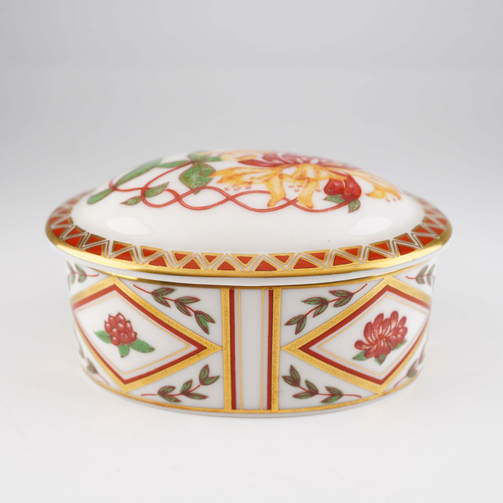 Royal Crown Derby Honeysuckle Ring Box: The Royal Crown Derby Honeysuckle ring box is a refined example of English bone china, with Imari-inspired aesthetic and luxurious finish. Produced by the historic Royal Crown Derby company in the Uni