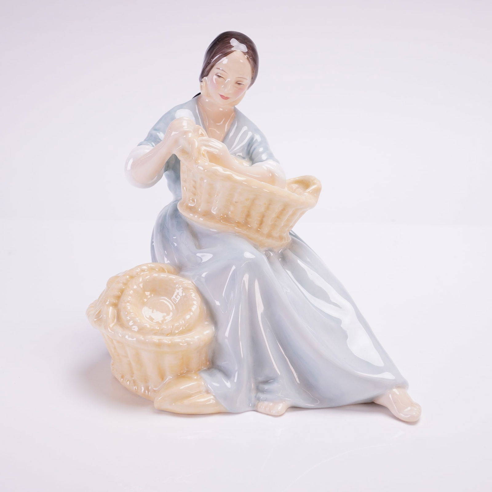 Royal Doulton Figurine Basket Weaver HN2245 (1 of 3)