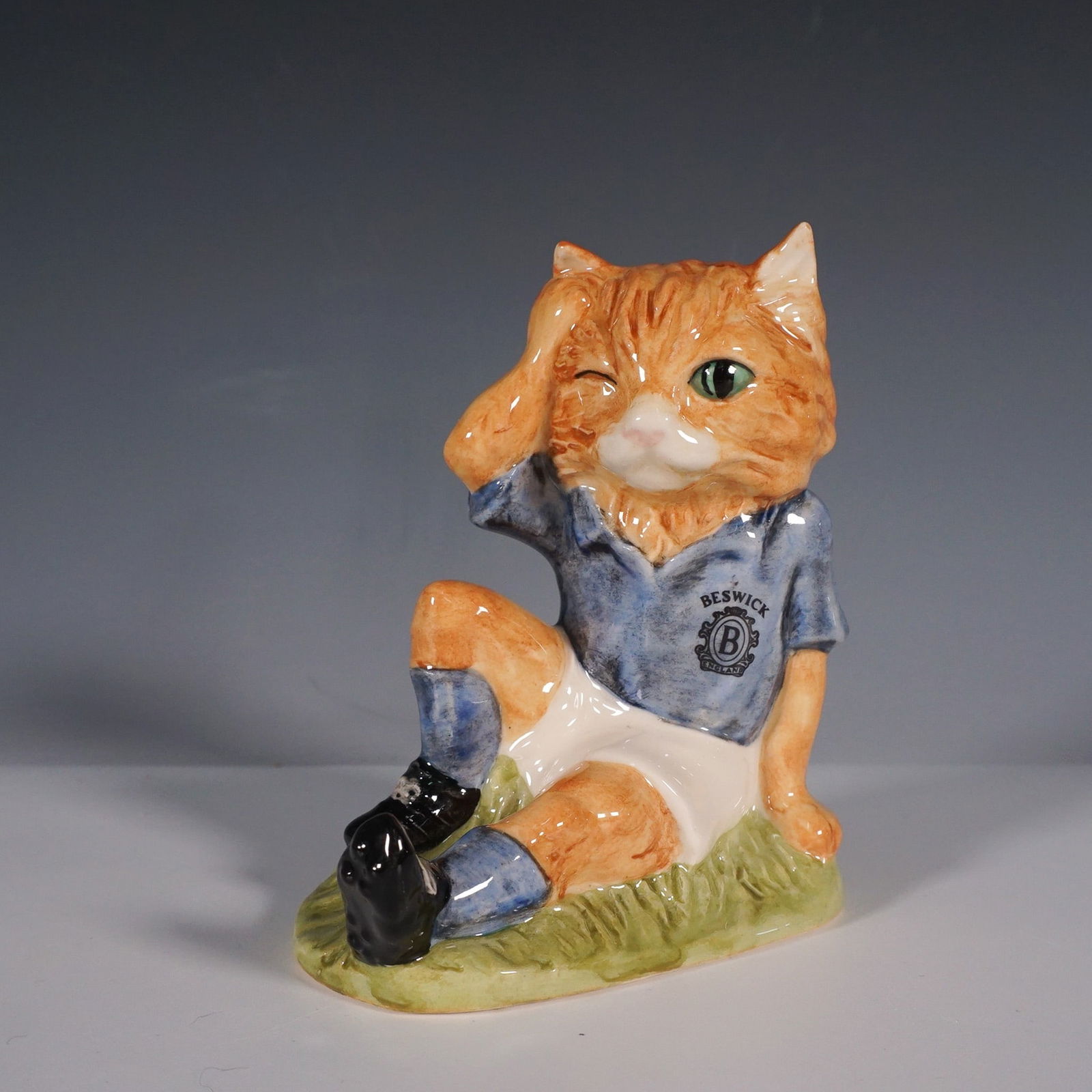 Beswick Footballing Felines Figurine, Mee Ouch FF2 (1 of 5)