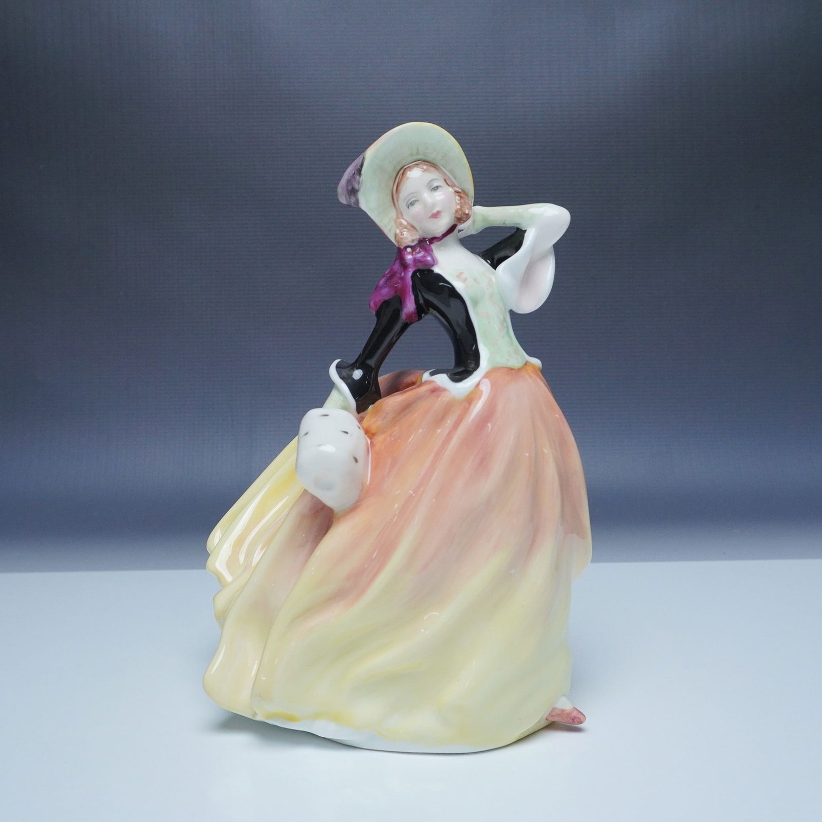 Royal Doulton Figurine Autumn Breezes HN 2131 (1 of 5)