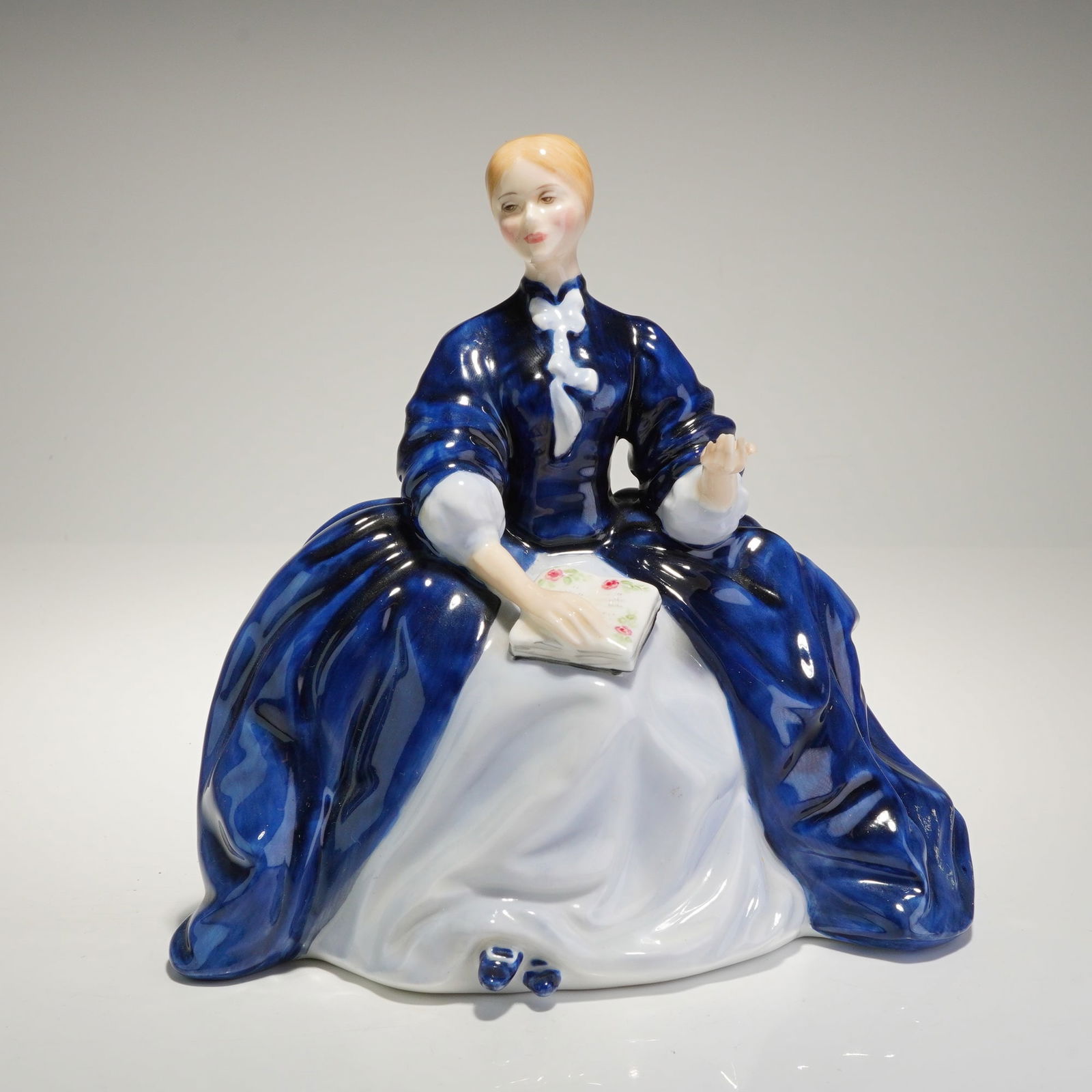 Royal Doulton Porcelain Figurine Laurianne HN2719 (1 of 4)