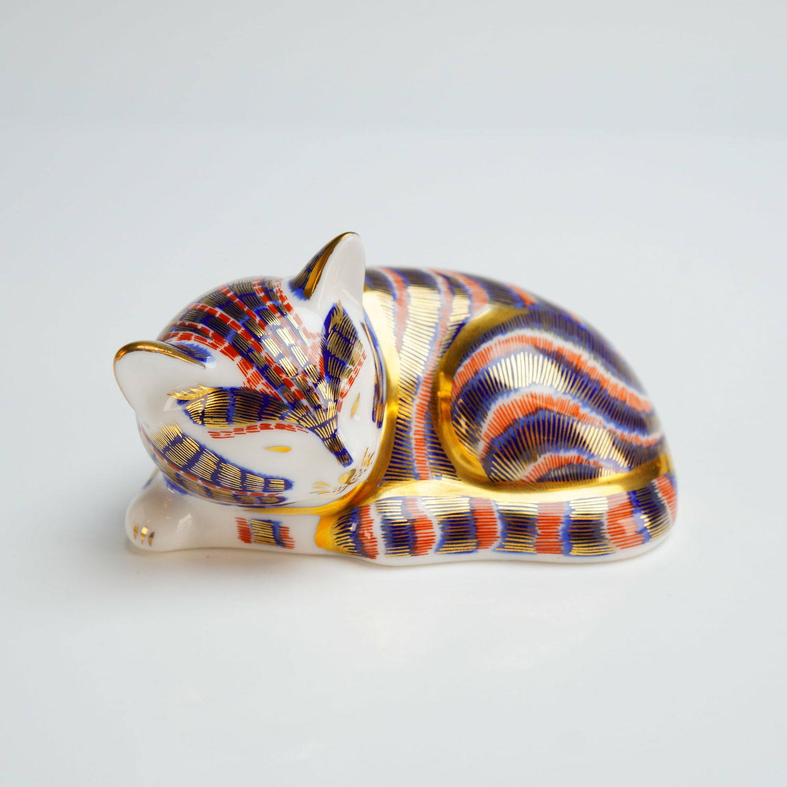 Royal Crown Derby Imari Paperweight, Sleeping Kitten (1 of 4)