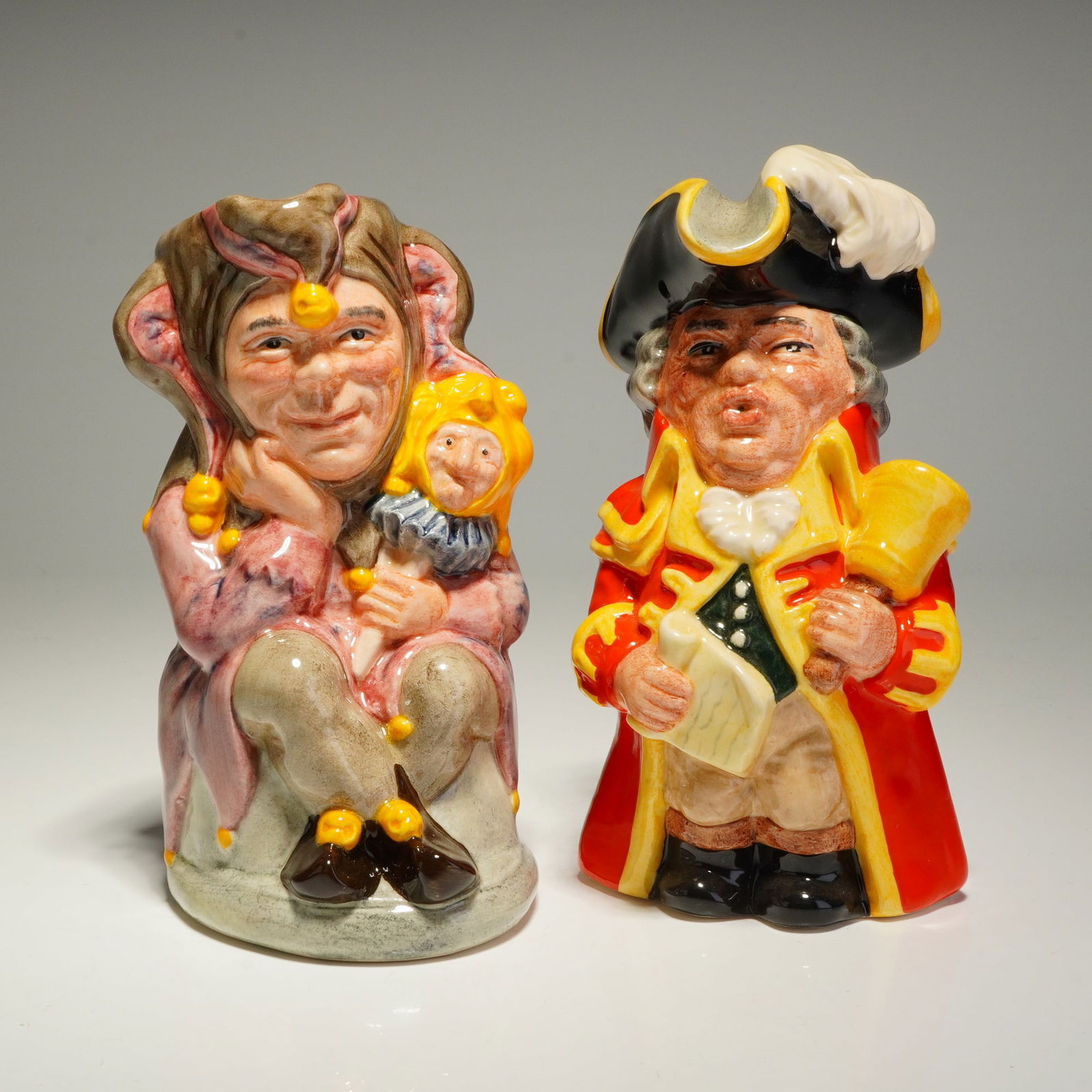 2pc Royal Doulton Toby Jugs, Jester D6910 and Town Crier D6920 (1 of 5)