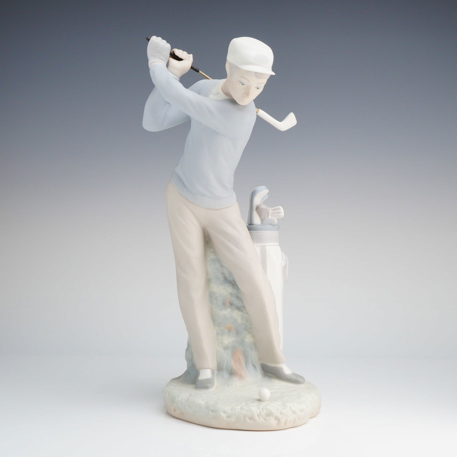Lladro Porcelain Figurine of a Golfer Swinging Club 1014824 (1 of 4)