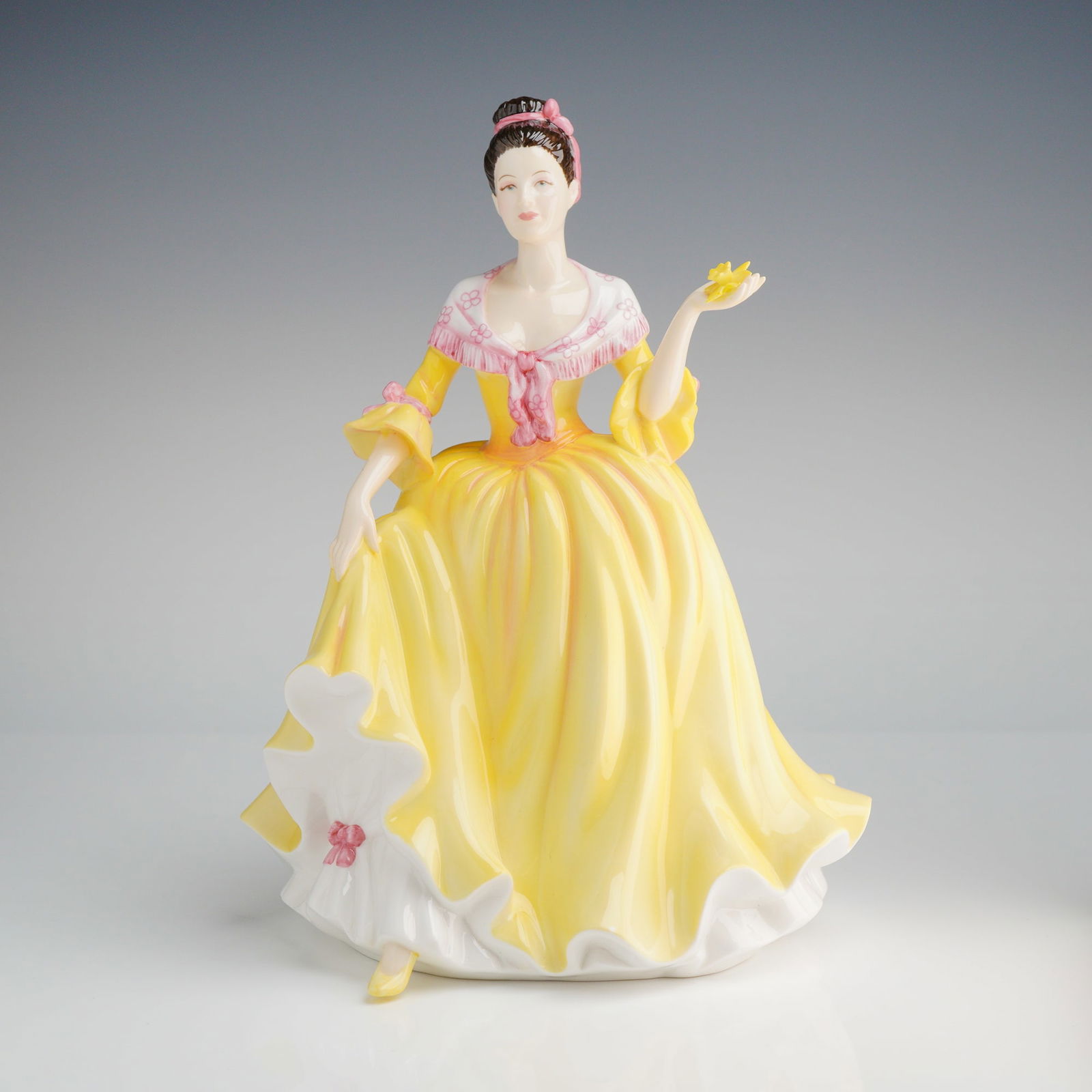 Royal Doulton Pretty Ladies Welsh Beauty Figurine HN5032 (1 of 5)