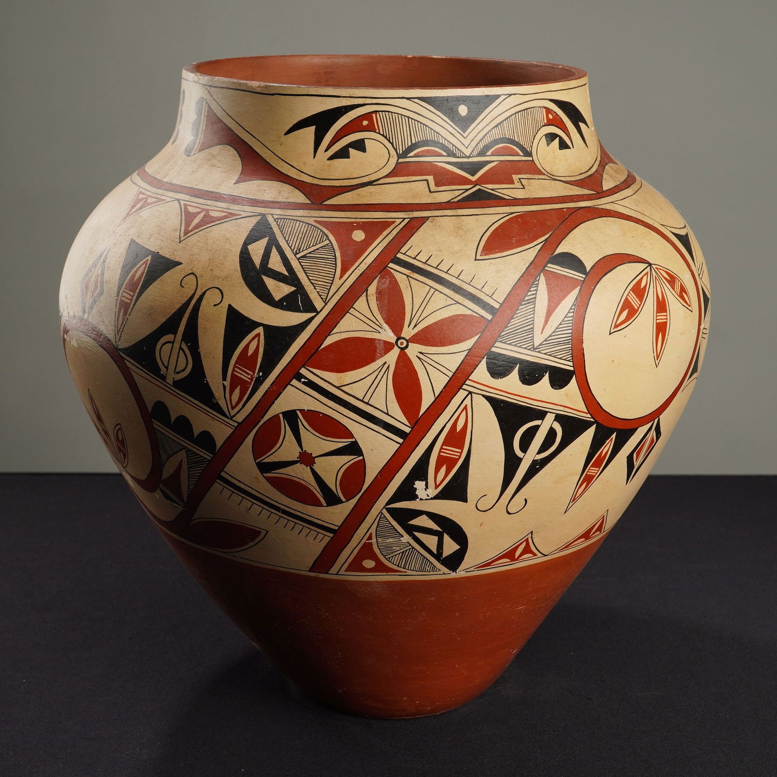 Percingula R. Tosa Jemez Pueblo Pottery Vase (1 of 4)