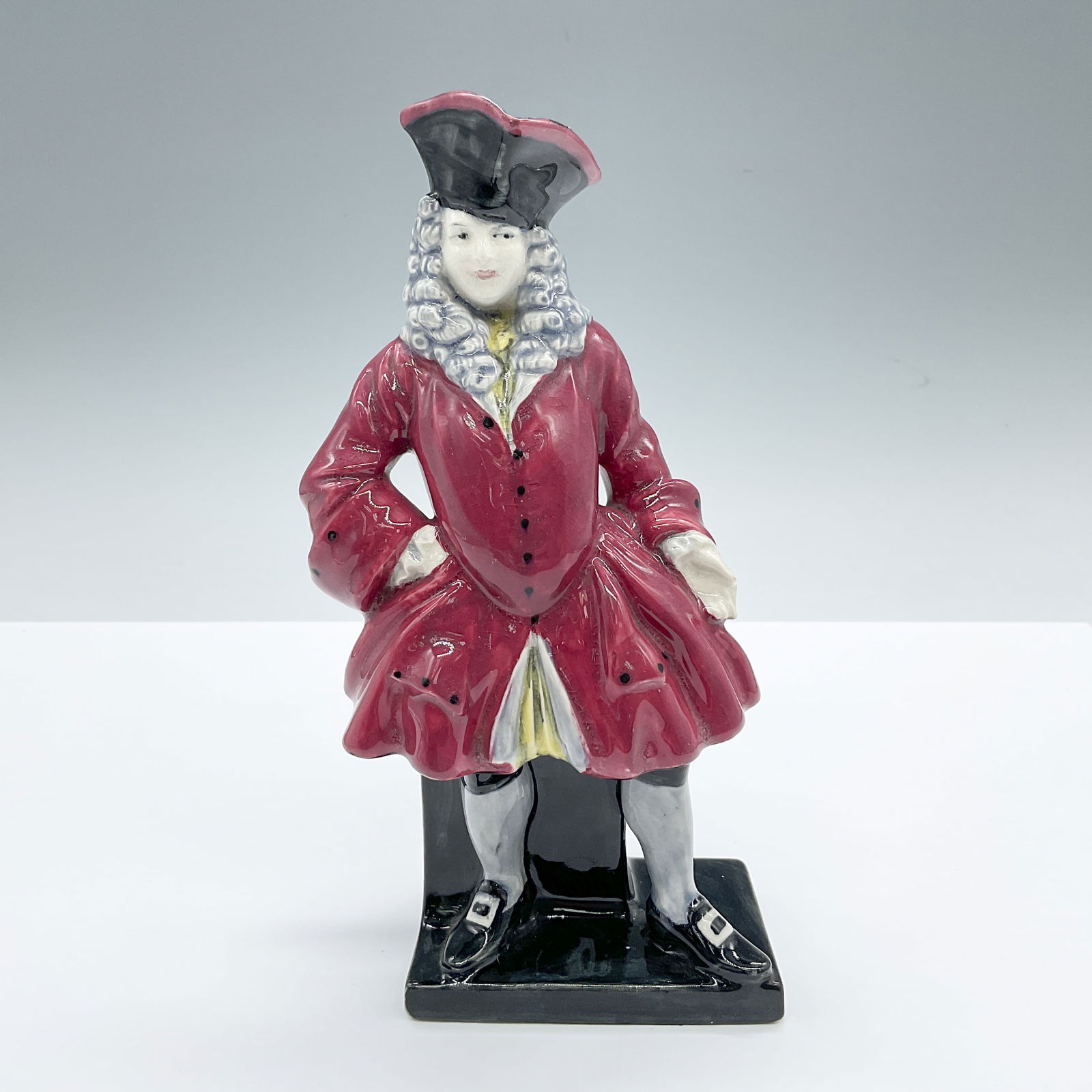 Royal Doulton Rare Version Figurine, Captain MacHeath HN590: Porcelain figure inspired by a fictional chivalrous highwayman from The Beggar's Opera. In a color variation. Normally the figure is in a scarlet red coat with a vibrant yellow and black stockings. Fo