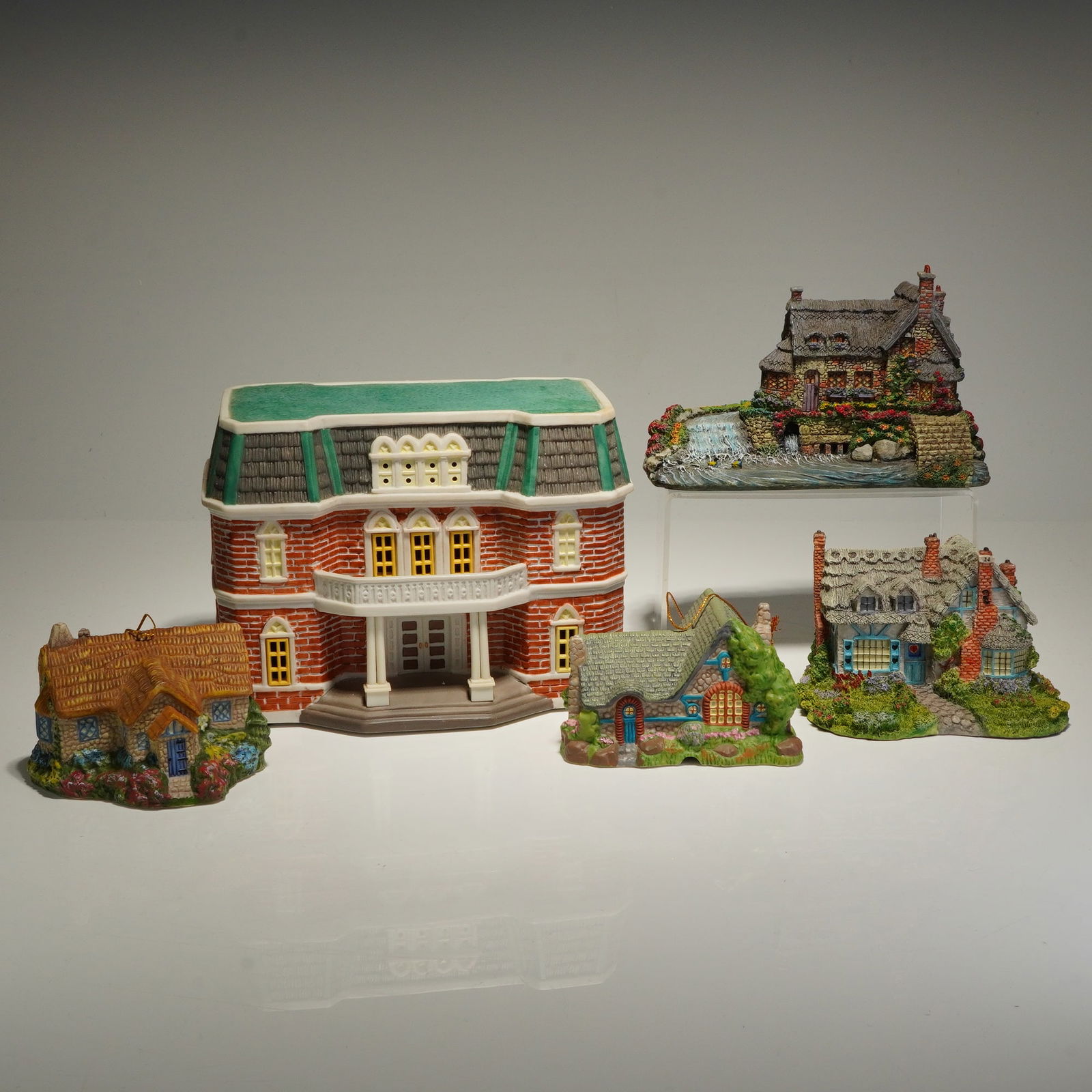 5pc Hawthorne Thomas Kinkade and Gone with the Wind House Figurines: This collection consists of polychrome architectural miniature sculptures, primarily featuring works from the Thomas Kinkade for Hawthorne Architectural Register series, including titles such as